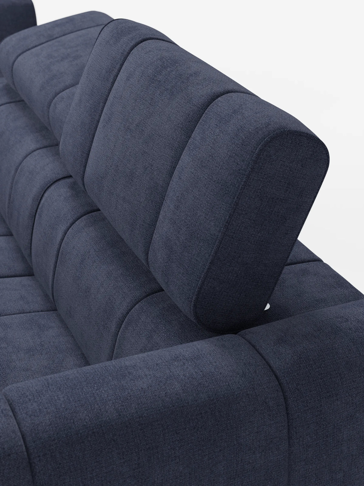 Un divano componibile Giotto blu scuro con terminale aperto - opzione relax elettrico in tessuto smacchiabile T23, con poggiatesta rialzato e regolabile, pannelli con cuciture verticali e finitura testurizzata su uno sfondo bianco a tinta unita.