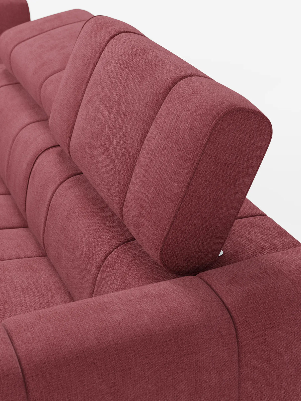 Primo piano di un divano componibile Giotto di colore rosso intenso con terminale aperto – opzione relax elettrico in tessuto smacchiabile T23, caratterizzato da cuscini spessi e segmentati e da un poggiatesta regolabile su uno sfondo bianco a tinta unita.