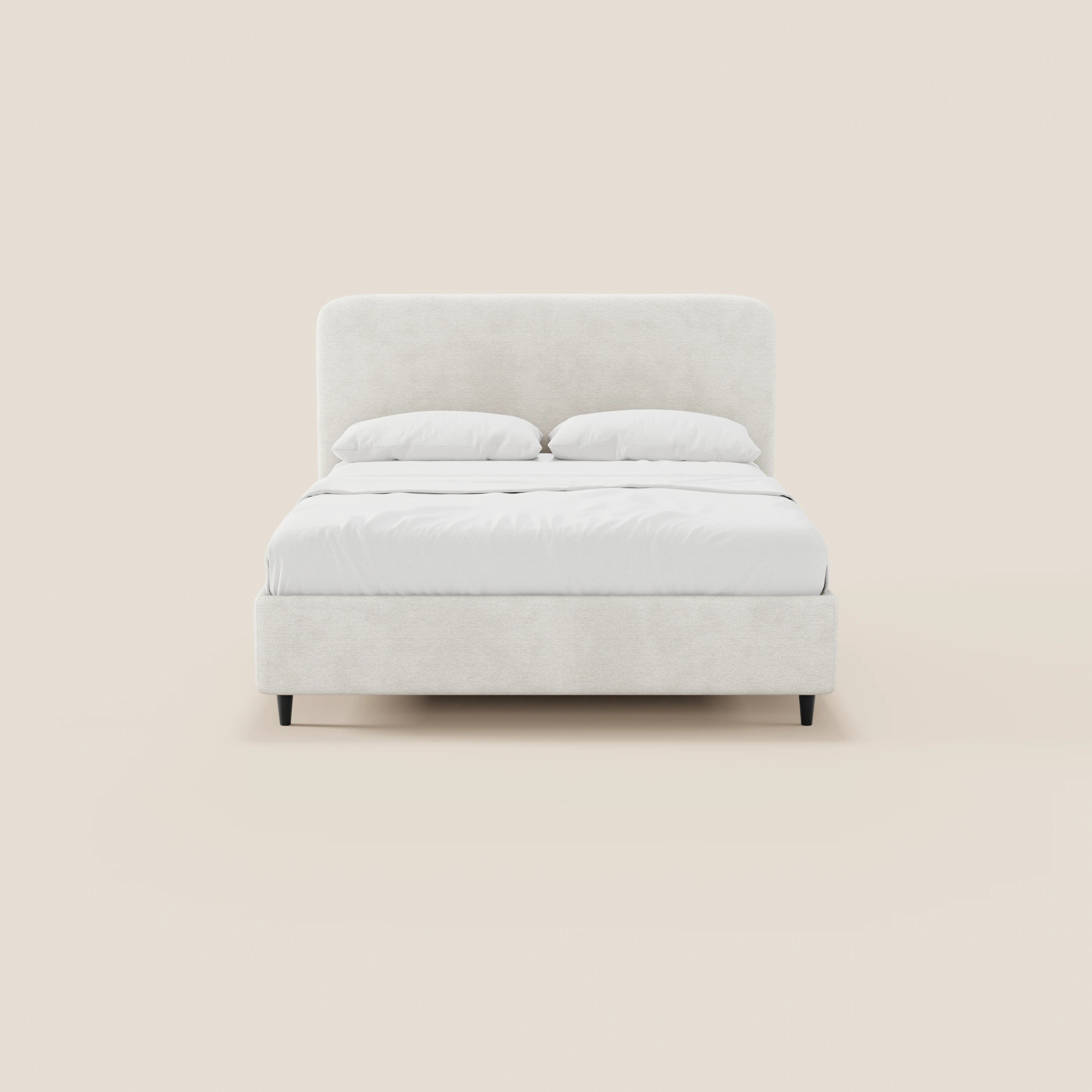 Il letto KAELOS minimal imbottito di Letti.store è un letto moderno rivestito in tessuto ciniglia beige chiaro, con testiera arrotondata, biancheria da letto e cuscini bianchi. È dotato di una base contenitiva, gambe alte di colore scuro e un design essenziale che risalta sullo sfondo beige a tinta unita.