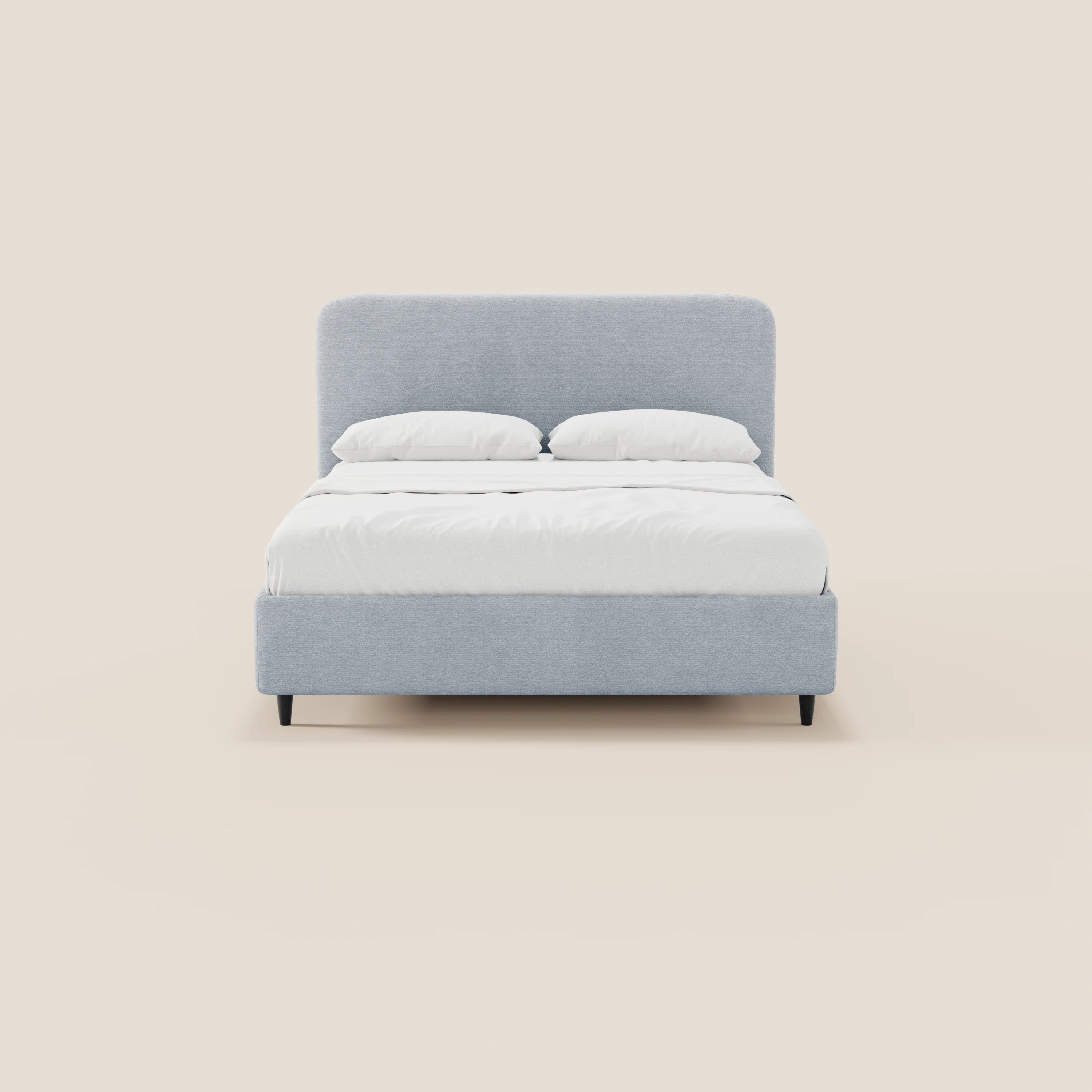 Il letto imbottito KAELOS in stile minimal di Letti.store presenta una testiera e una base rivestite in ciniglia grigio chiaro, gambe alte, un vano contenitore ed è abbinato a un piumone bianco: un esempio ideale di letto imbottito.