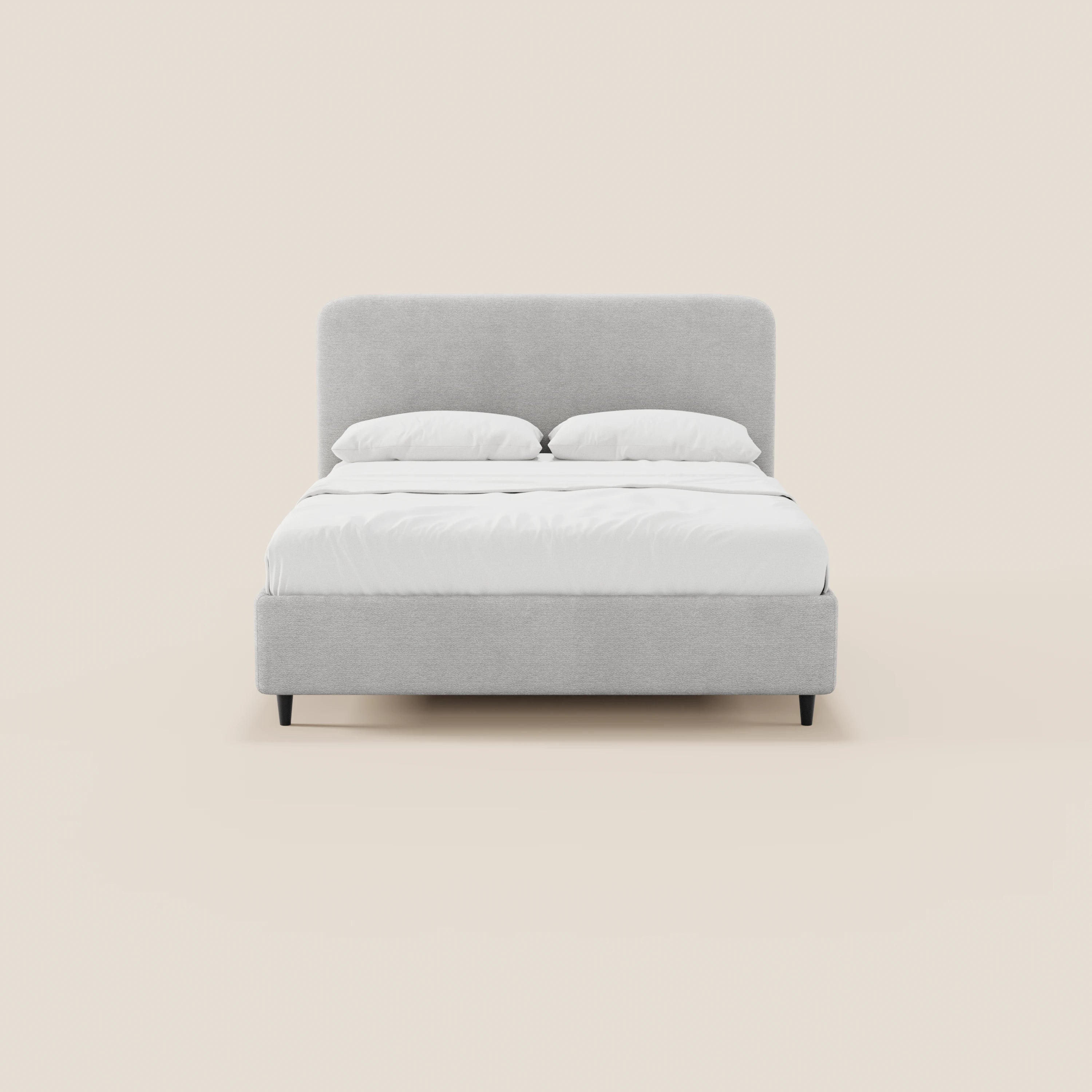 Il letto imbottito KAELOS minimal di Letti.store presenta una struttura rivestita in ciniglia grigio chiaro, gambe alte nere, una testiera dalle linee morbidamente arrotondate, due cuscini bianchi e biancheria da letto bianca, il tutto messo in risalto da uno sfondo color crema a tinta unita.