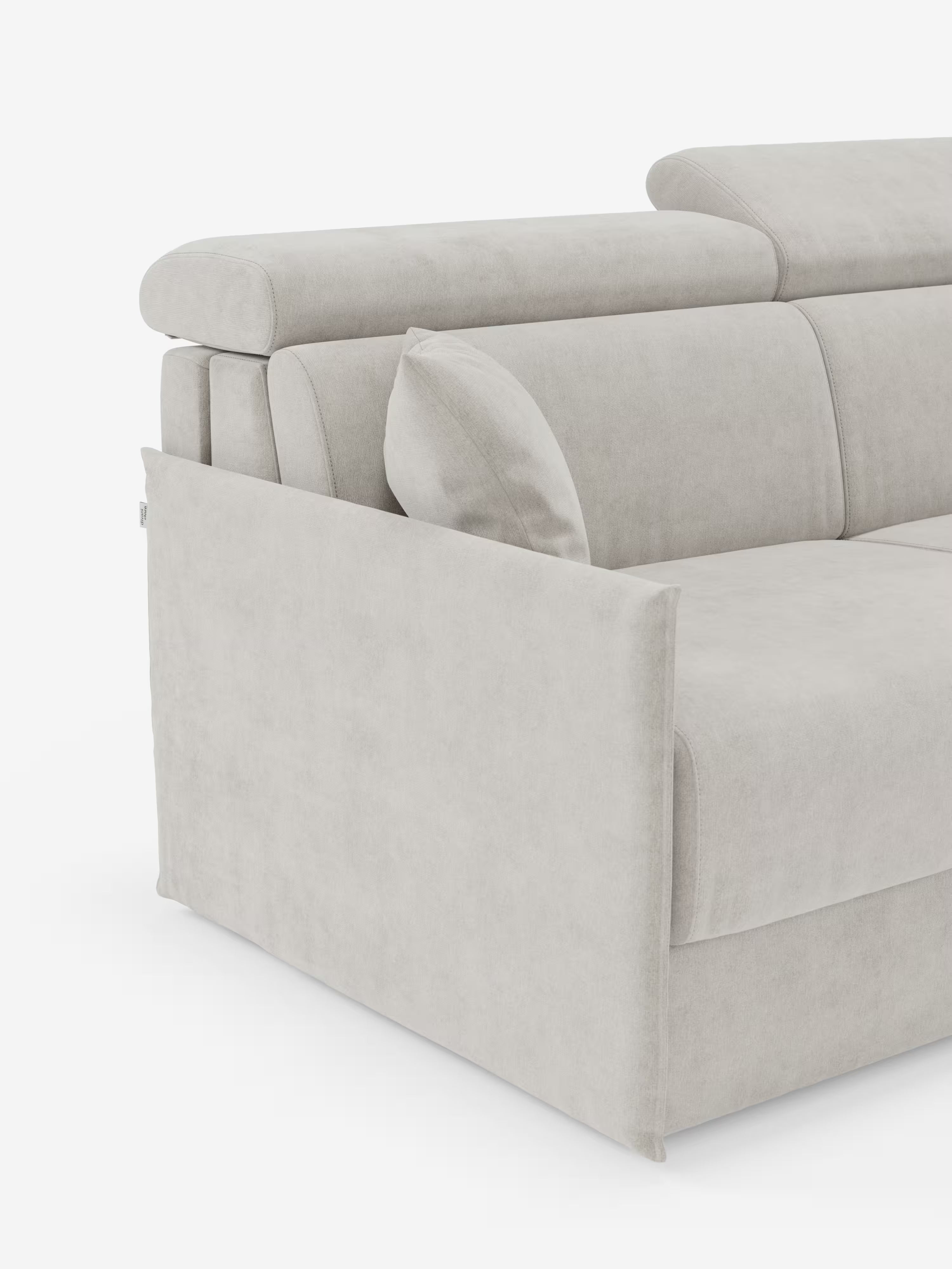 Un primo piano del divano letto Miryam con poggiatesta reclinabili e comfort maxi di Divani.Store, caratterizzato da un rivestimento in morbido tessuto smacchiabile T31 in una moderna tonalità di grigio chiaro e da un bracciolo imbottito. Il design compatto esalta uno stile minimal contemporaneo, con l'immagine che mette in risalto il lato sinistro del divano letto su uno sfondo bianco.