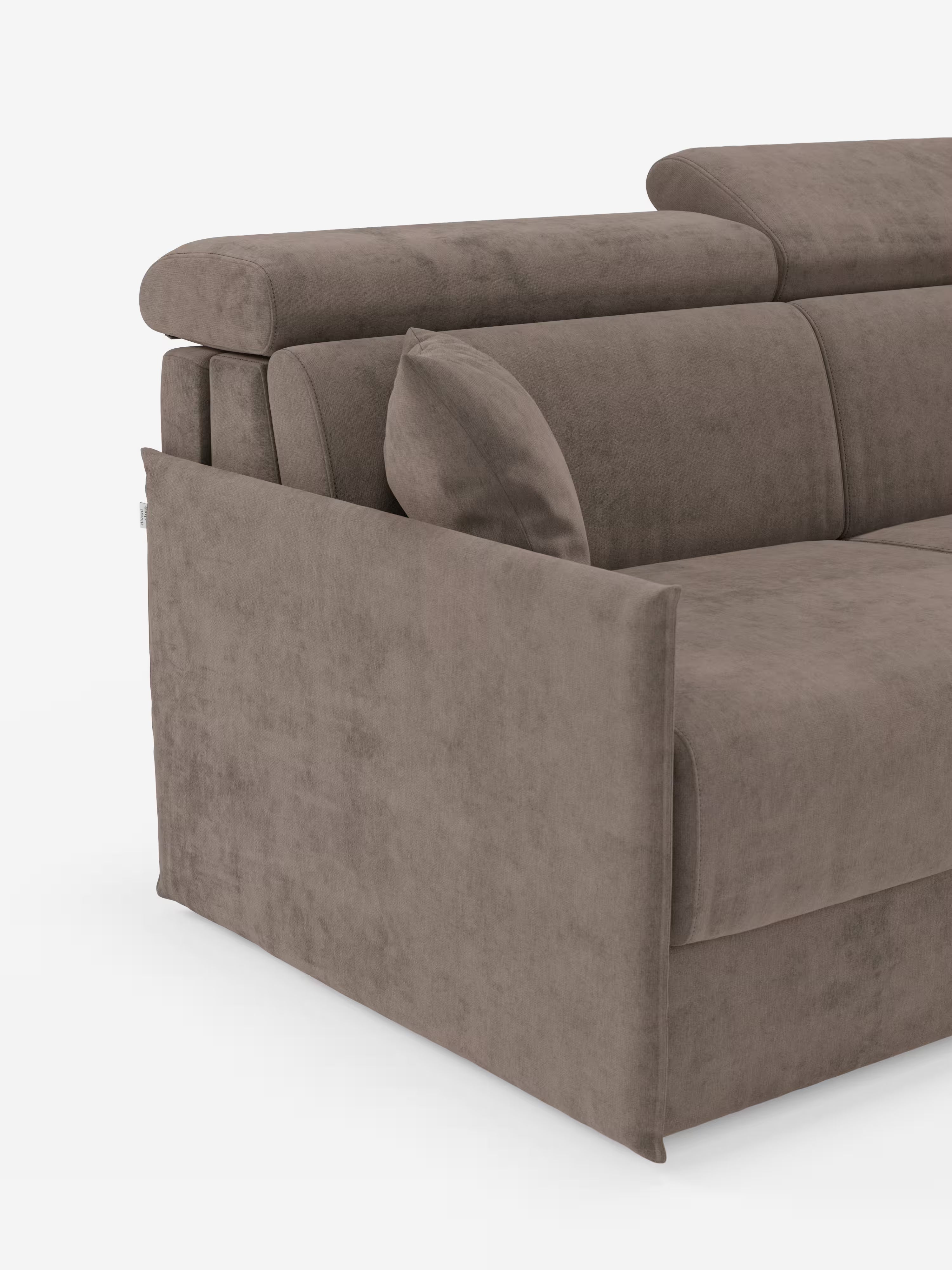 Un primo piano del divano letto Miryam con poggiatesta reclinabili e comfort maxi di Divani.Store ne mette in risalto il design moderno, caratterizzato da un unico bracciolo e da un ampio cuscino dello schienale. Rivestito con il morbido tessuto smacchiabile T31, questo divano compatto presenta una texture vellutata che ne esalta lo stile minimal contemporaneo sullo sfondo bianco a tinta unita.