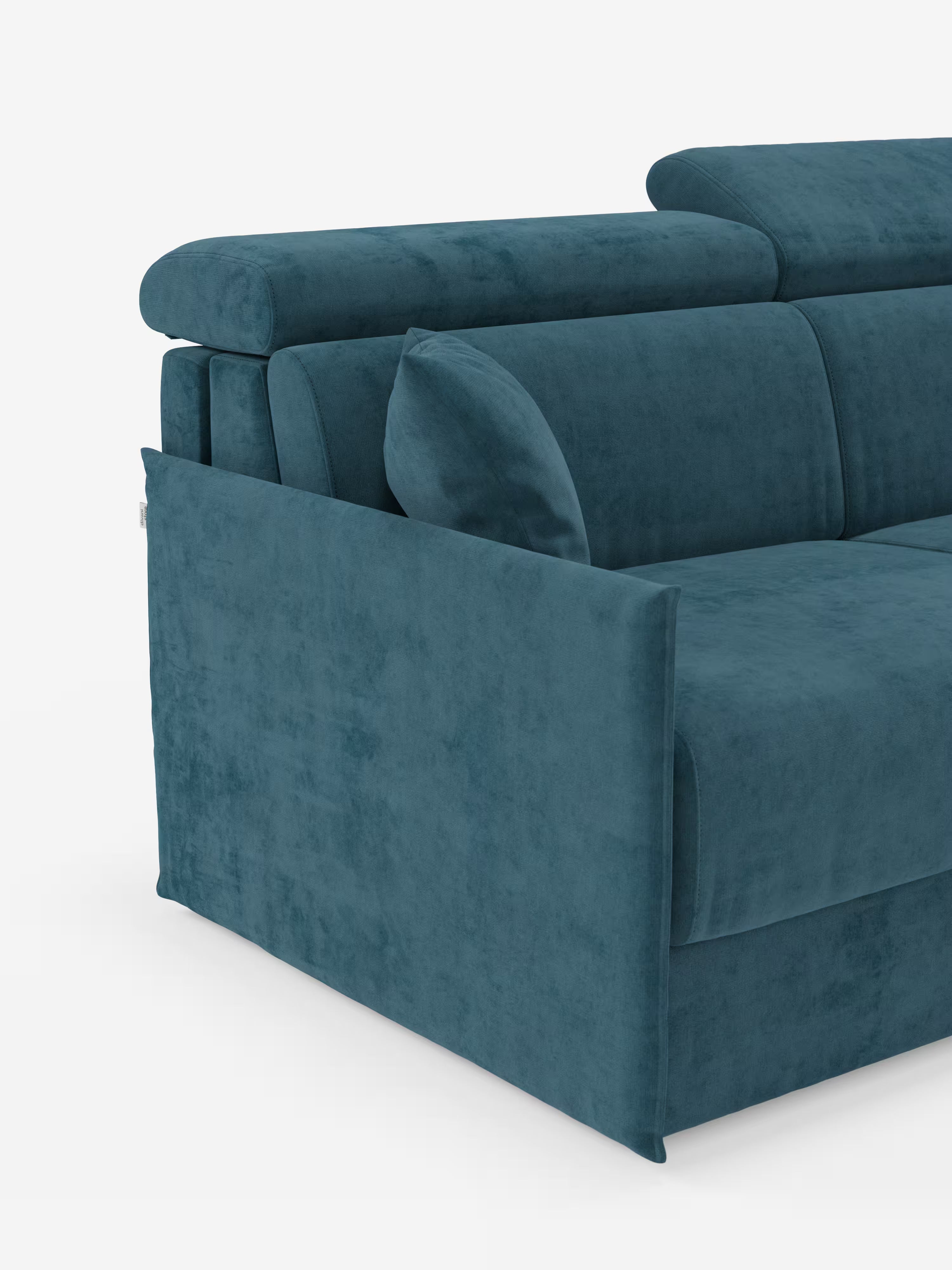 Un primo piano del divano letto Miryam con poggiatesta reclinabili e comfort maxi di Divani.Store, che mette in risalto il suo moderno rivestimento in velluto blu-verde acqua smacchiabile T31. Questo modello compatto presenta eleganti braccioli squadrati e poggiatesta regolabili, con un cuscino coordinato appoggiato sul lato. Perfetto come divano per piccoli spazi o divano letto compatto, offre un comfort avvolgente e uno stile contemporaneo senza compromessi. Lo sfondo è bianco a tinta unita.