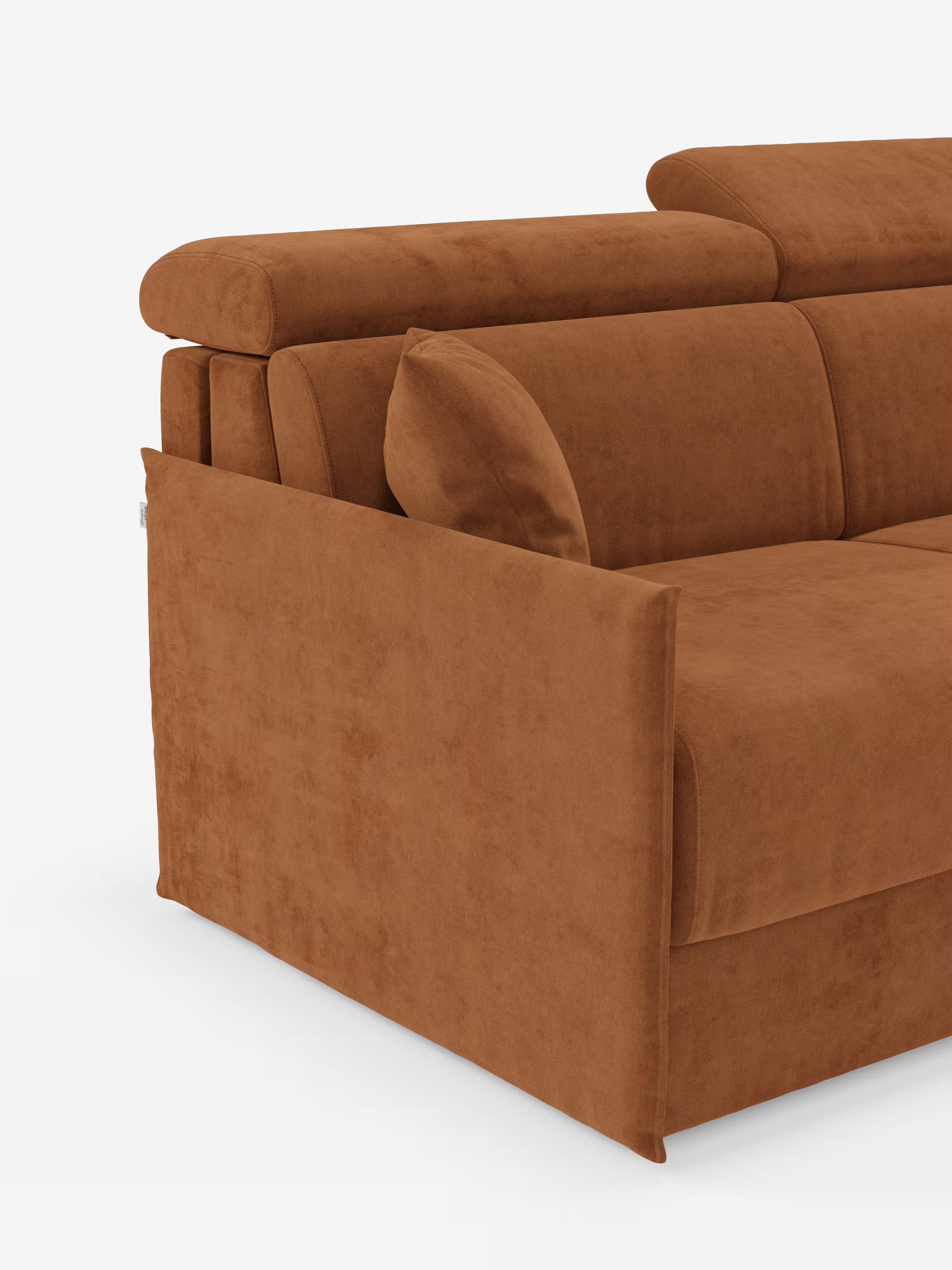 Primo piano del “Miryam Divano letto con poggiatesta reclinabili e comfort maxi” di Divani.Store, un moderno divano componibile realizzato in morbido tessuto T31 color ruggine, resistente alle macchie. Il design compatto presenta morbidi cuscini, poggiatesta reclinabili e un grande cuscino coordinato appoggiato al bracciolo alto. Sullo sfondo bianco, il suo stile minimalista e contemporaneo mette in risalto sia il colore che la texture accogliente del divano.