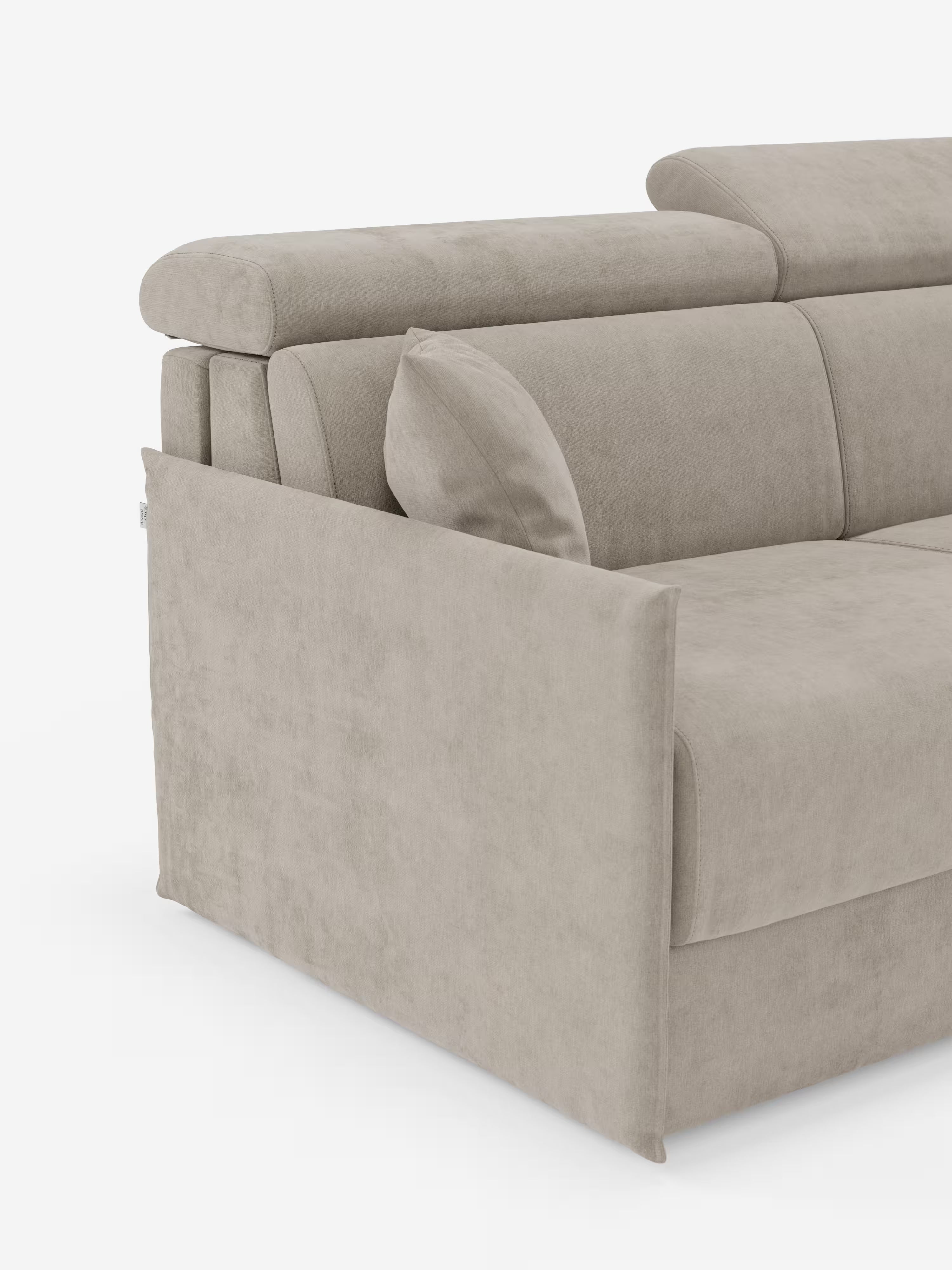 Un divano letto Miryam color beige chiaro di Divani.Store, dotato di poggiatesta reclinabili e massimo comfort. Questo divano compatto presenta un bracciolo laterale spesso, un'imbottitura morbida e un rivestimento in tessuto T31 soffice e resistente alle macchie. Lo stile moderno e minimalista è esaltato dalle linee pulite e da un cuscino appoggiato al bracciolo, il tutto su uno sfondo bianco a tinta unita.
