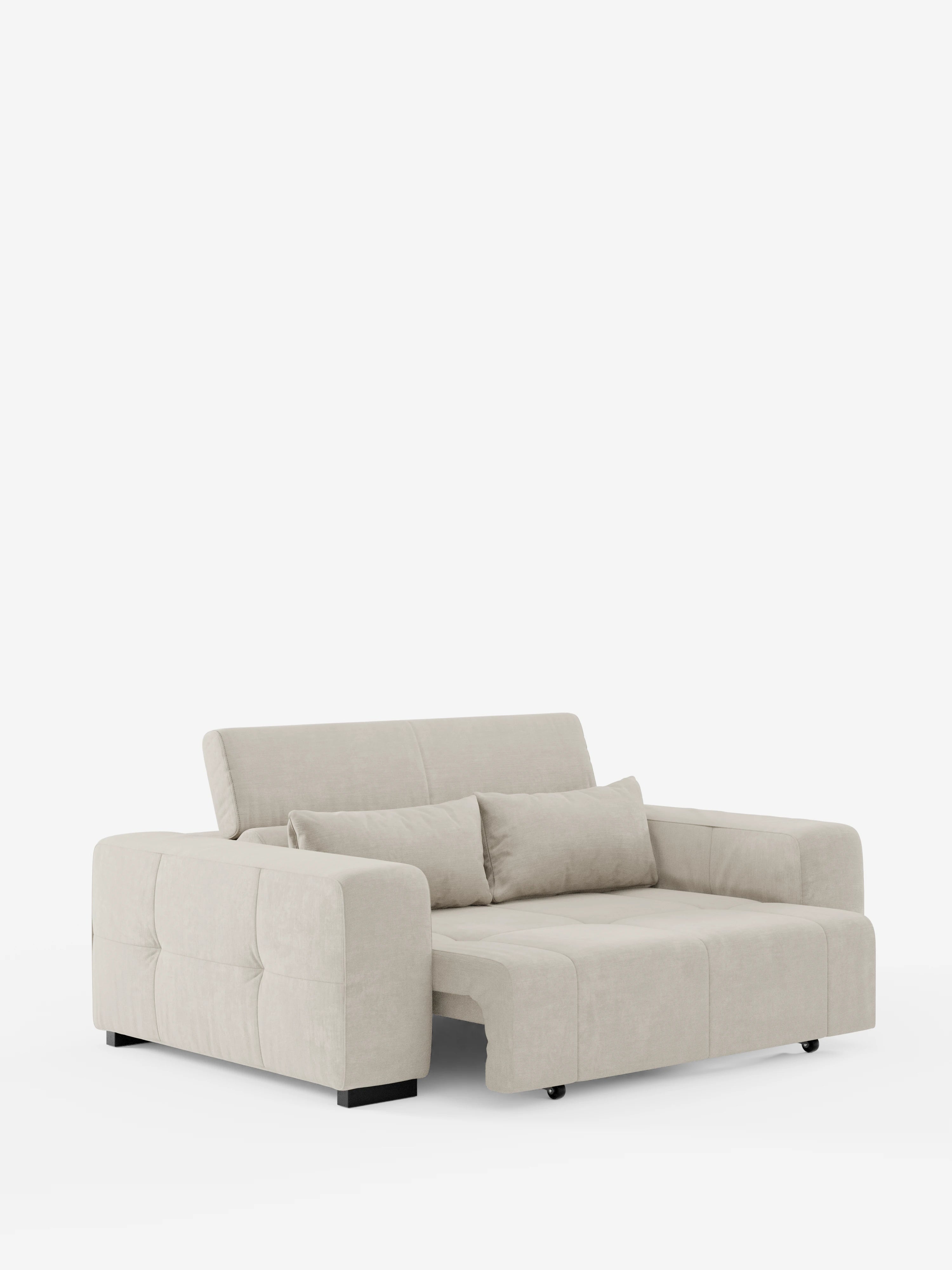Scopri il comfort moderno con il divano Monarch Divano con Relax Elettrico di Divani.Store. Questo divano letto contemporaneo color beige chiaro è dotato di morbidi cuscini, ampi braccioli e una sezione estraibile per rilassarsi o dormire. Progettato con un’estetica minimalista, vanta una seduta estensibile e un poggiatesta reclinabile rivestiti in morbido tessuto T31 resistente alle macchie. Il divano è sostenuto da gambe corte nere ed è raffigurato su uno sfondo bianco a tinta unita.