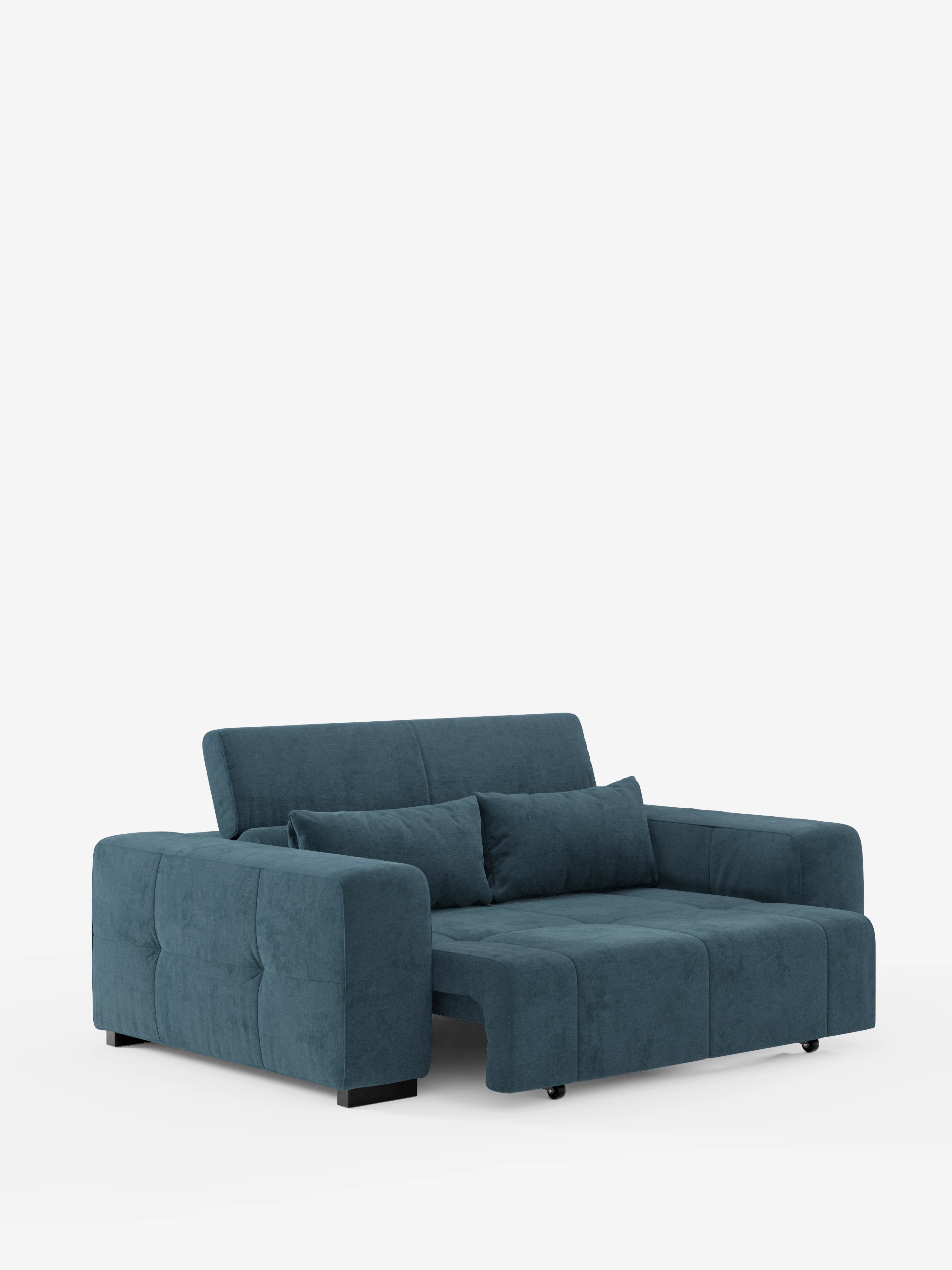 L'immagine mostra il divano Monarch con funzione relax elettrica per l'allungamento delle sedute e poggiatesta reclinabile, rivestito in morbido tessuto smacchiabile T31 di Divani.Store: un moderno divano imbottito di colore blu-verde acqua, caratterizzato da ampi braccioli e due cuscini dello schienale. La seduta si estende in avanti creando un effetto chaise longue, su uno sfondo bianco a tinta unita.