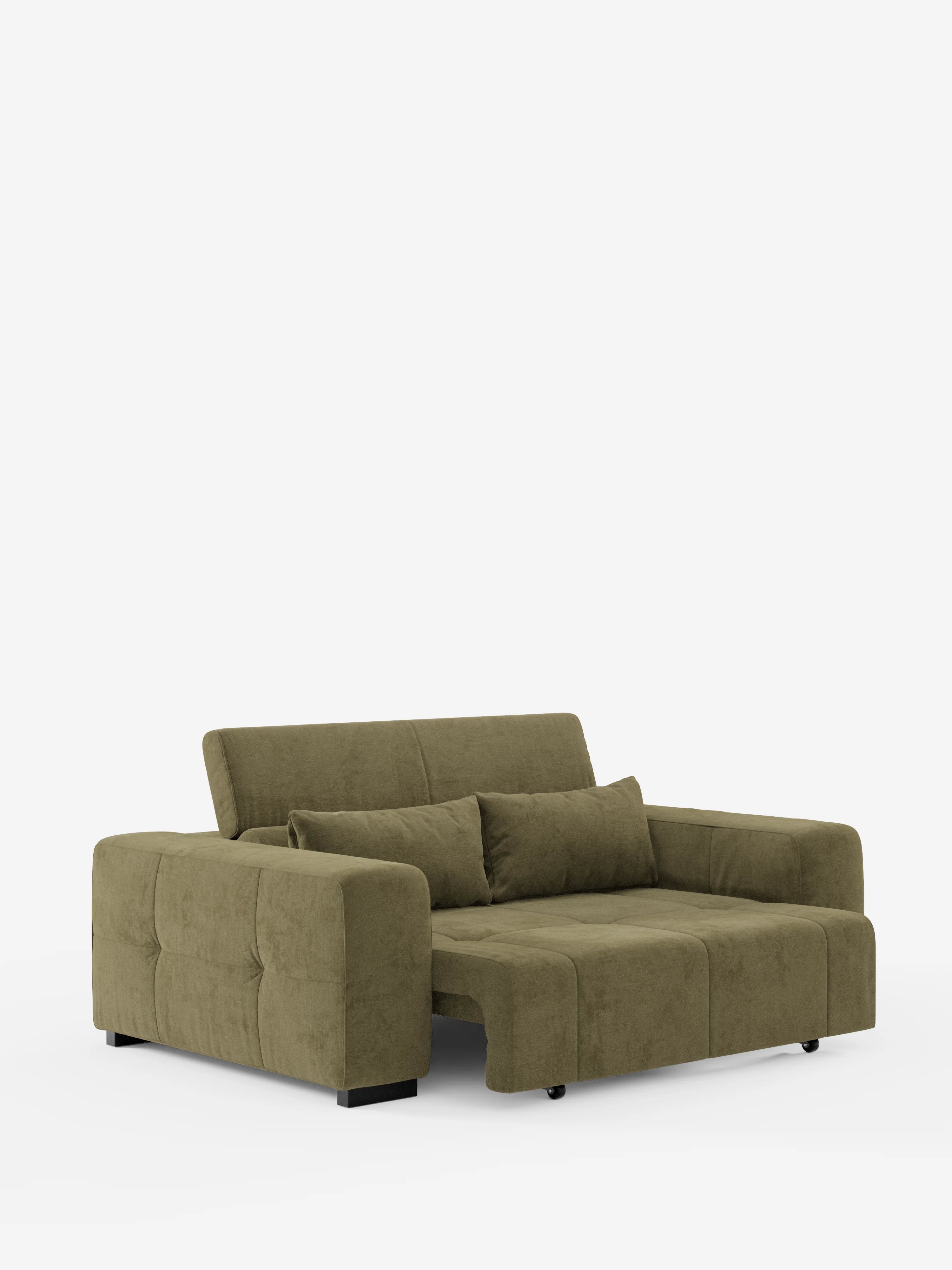 Il divano Monarch con funzione relax elettrica di Divani.Store presenta un rivestimento in tessuto T31 verde oliva resistente alle macchie, con ampi braccioli, due morbidi cuscini dello schienale e due cuscini decorativi abbinati. La sua silhouette moderna e squadrata risalta sullo sfondo bianco a tinta unita. La seduta si estende per un maggiore relax grazie a un meccanismo di estrazione elettrico e a un poggiatesta reclinabile, offrendo sia stile che comfort.