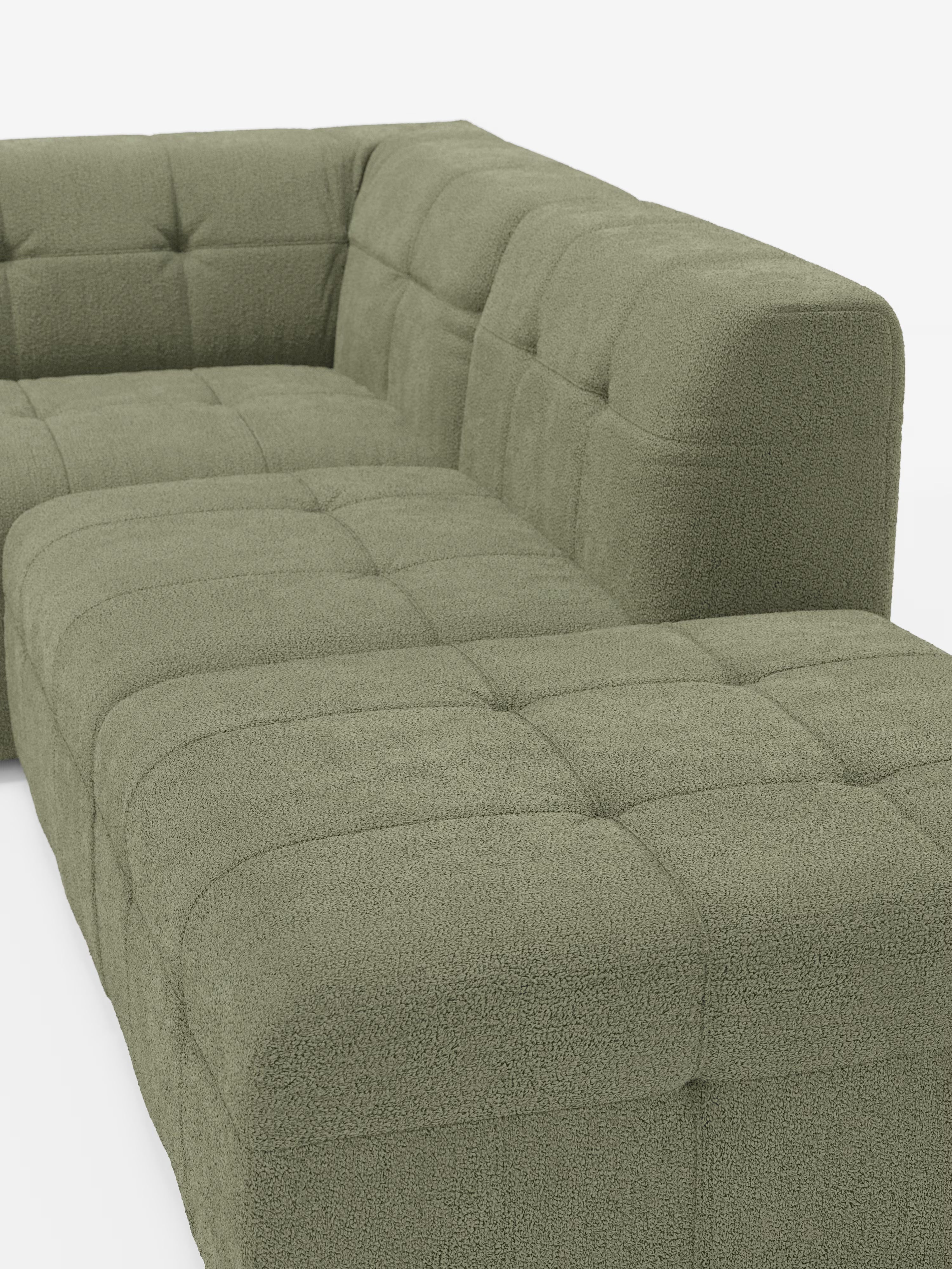 Il divano angolare componibile e modulare Mosaic in bouclé di Divani.Store presenta un design moderno capitonné con tessuto T21 morbido, testurizzato e resistente alle macchie. Questo divano componibile a forma di L è caratterizzato da schienali bassi e squadrati e da sedute ampie e imbottite, che lo rendono il punto focale indiscusso su uno sfondo bianco brillante.