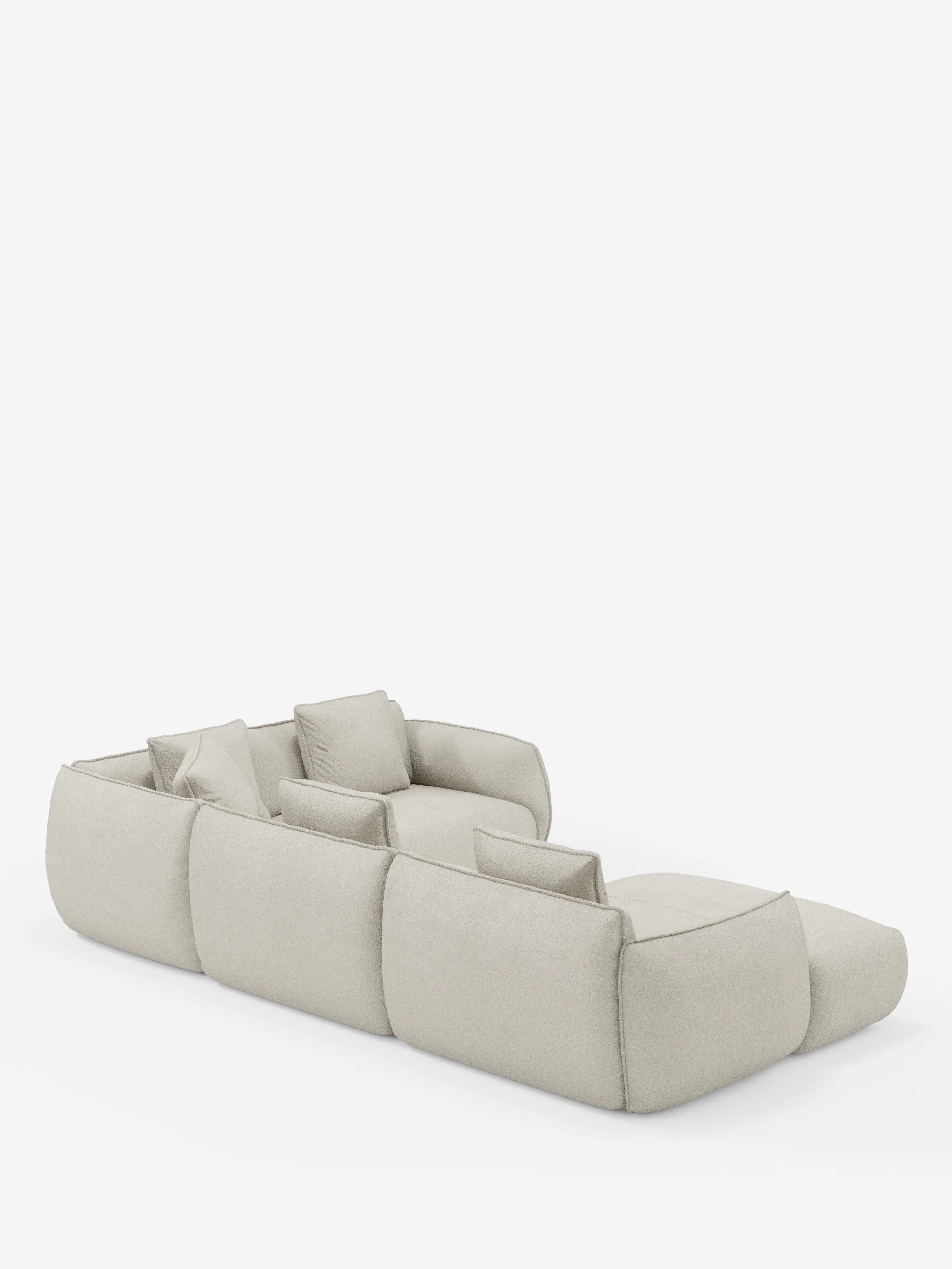 Il divano angolare panoramico componibile Nimbus con penisola e angolo in tessuto smacchiabile T33 di Divani.Store è un divano componibile moderno, di colore beige chiaro, caratterizzato da bordi morbidi e arrotondati, un profilo basso e sedute ampie. Questo divano presenta numerosi cuscini morbidi per lo schienale e la seduta ed è messo in risalto su uno sfondo bianco a tinta unita.