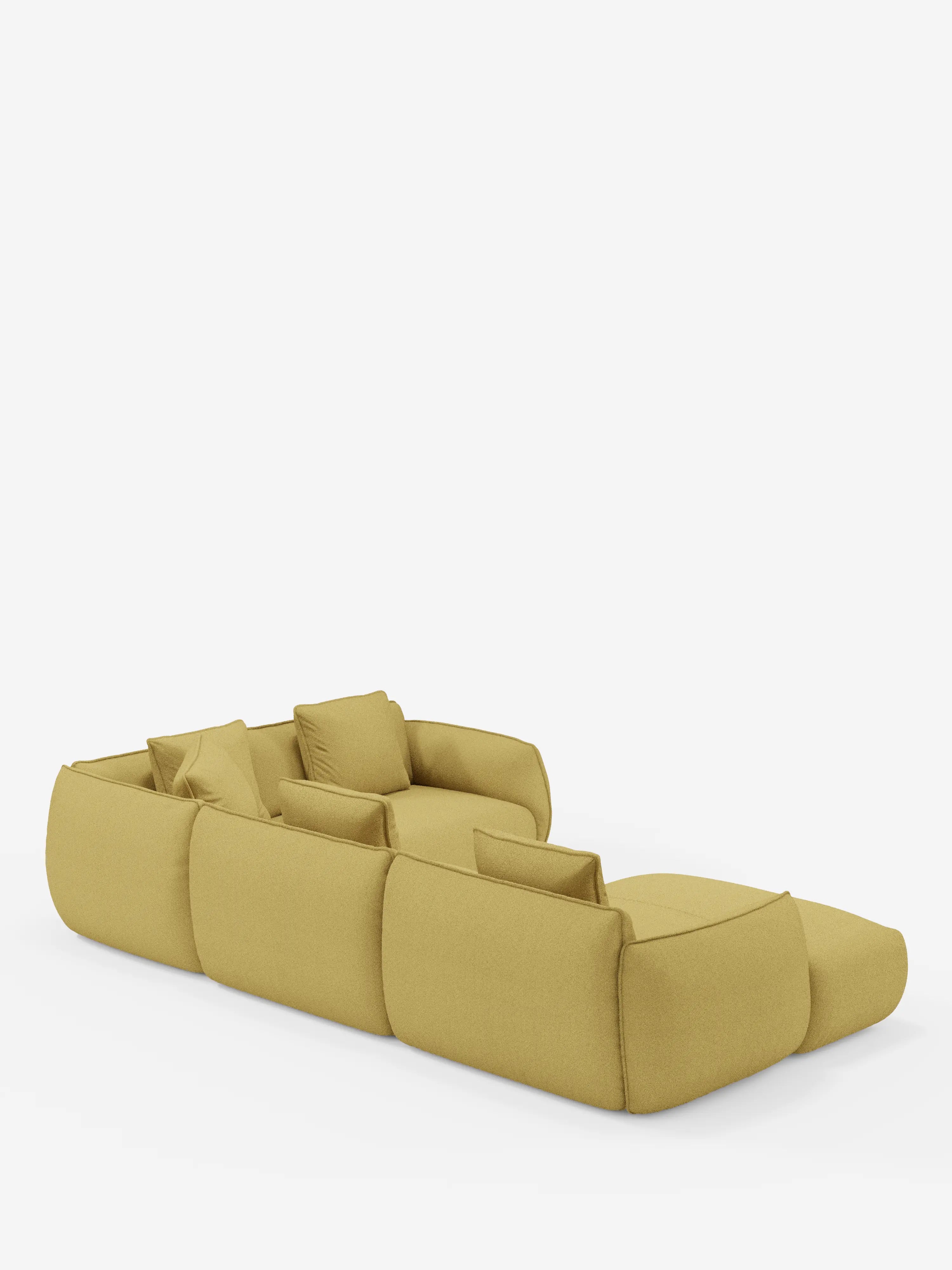 Un divano angolare panoramico modulare “Nimbus” con penisola e rivestimento in tessuto T33 antimacchia color giallo senape di Divani.Store è composto da tre sezioni collegate tra loro, caratterizzate da morbidi cuscini, schienali bassi e ampi braccioli. Il divano è raffigurato su uno sfondo bianco uniforme da una prospettiva obliqua, da dietro e leggermente dall’alto.