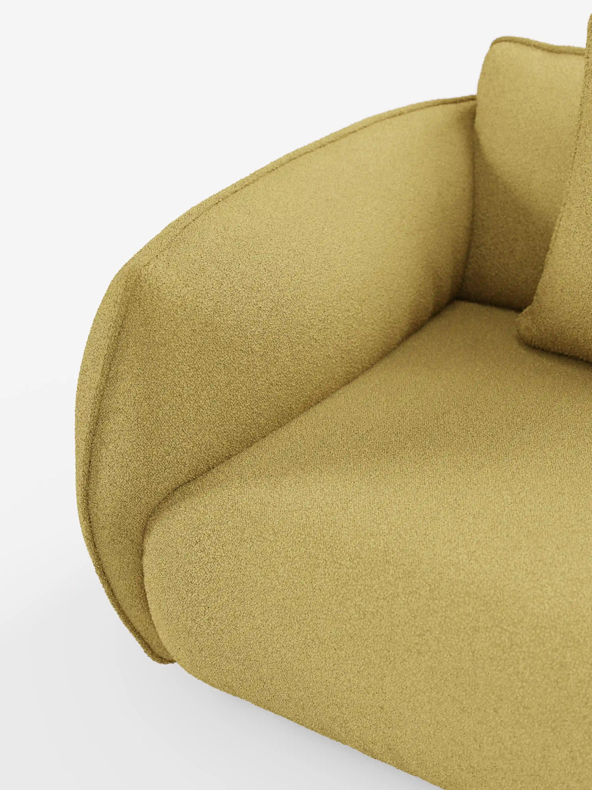 Un primo piano del divano modulare e componibile a 3 posti Nimbus di Divani.Store da 250 cm — sfoderabile in tessuto smacchiabile effetto cotone T33 — mette in risalto il suo rivestimento moderno color senape, dall’aspetto morbido e testurizzato. Un bracciolo arrotondato, un morbido cuscino di seduta e una parte del cuscino dello schienale risaltano su uno sfondo bianco a tinta unita.