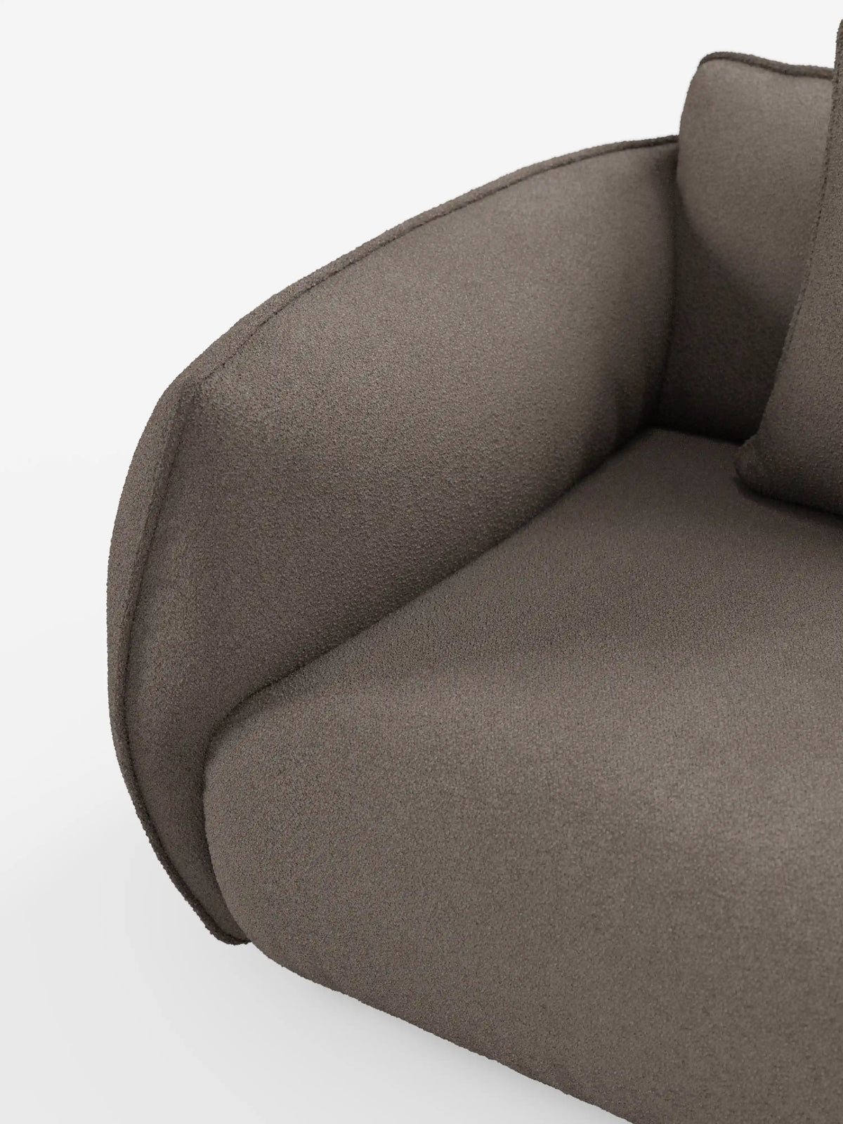 Primo piano del divano modulare e componibile a 3 posti Nimbus di Divani.Store, che mette in risalto i braccioli arrotondati e il cuscino della seduta rivestiti in morbido tessuto t33 color taupe, smacchiabile ed effetto cotone. Le linee morbide e contemporanee e il cuscino coordinato risaltano su uno sfondo bianco a tinta unita.