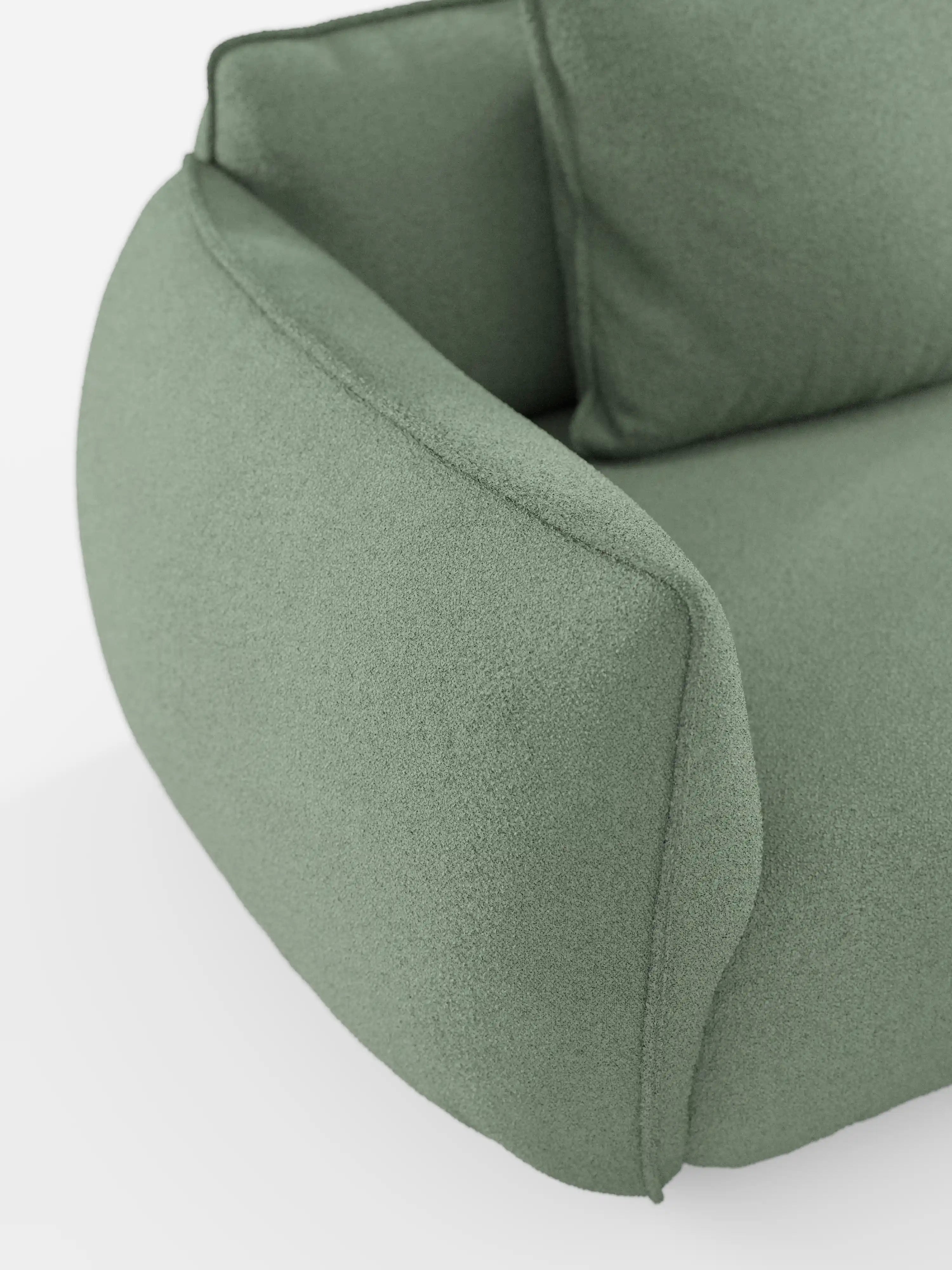 Un primo piano del divano angolare con penisola componibile Nimbus di Divani.Store ne mette in risalto il design moderno nella tonalità verde chiaro, rivestito in morbido tessuto T33 effetto cotone, dalla trama ruvida e resistente alle macchie. Caratterizzato da braccioli arrotondati e cuciture senza cuciture che richiamano l’estetica di un divano moderno contemporaneo, questo modello è messo in risalto su uno sfondo bianco a tinta unita per enfatizzarne le linee morbide ed eleganti.