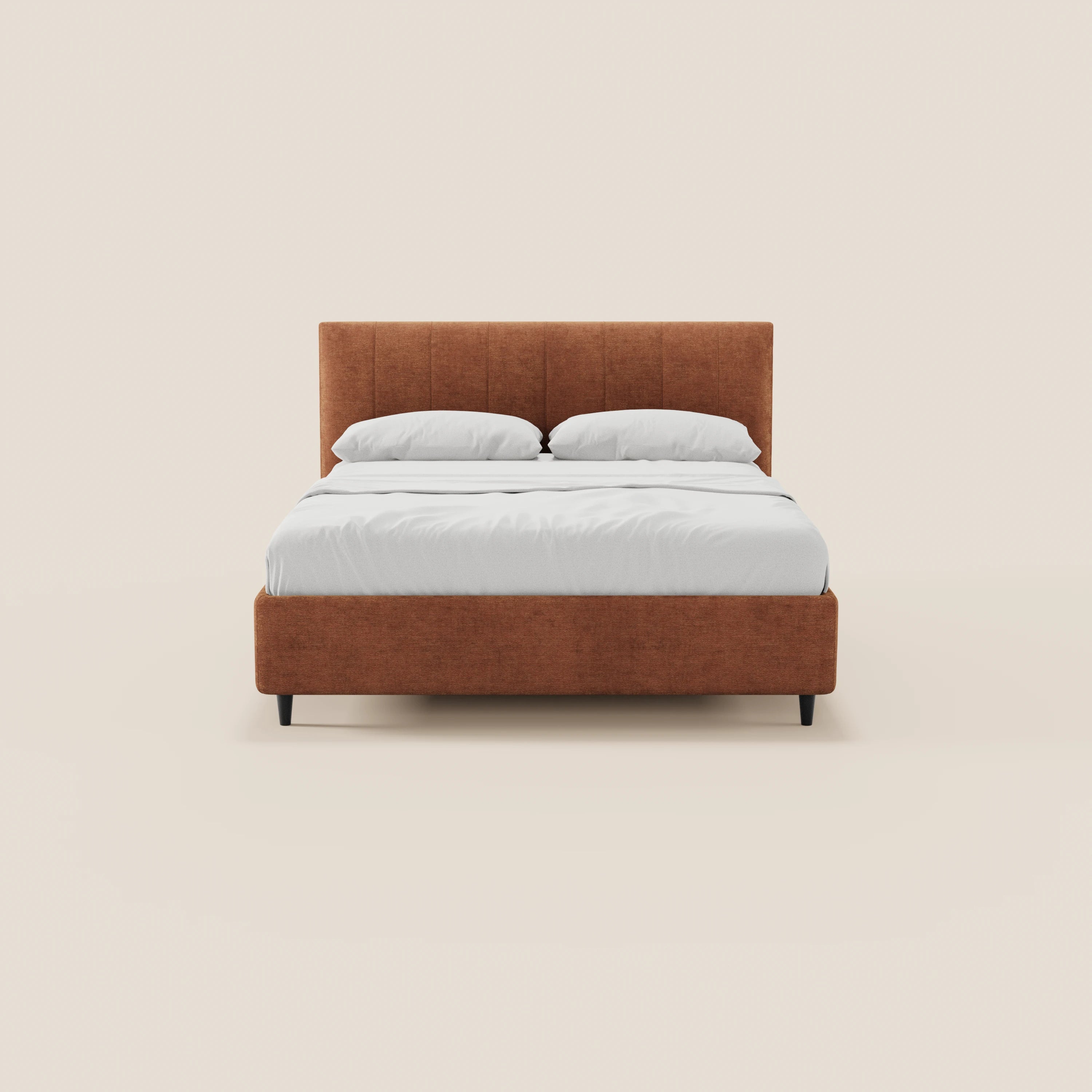 Il letto imbottito ONYX di Letti.store presenta una testiera verticale imbottita in tessuto certificato Oeko-Tex® e una base contenitore. Nella foto, rifinito con cura con lenzuola bianche e due cuscini, risalta su uno sfondo beige chiaro, creando un look minimalista.