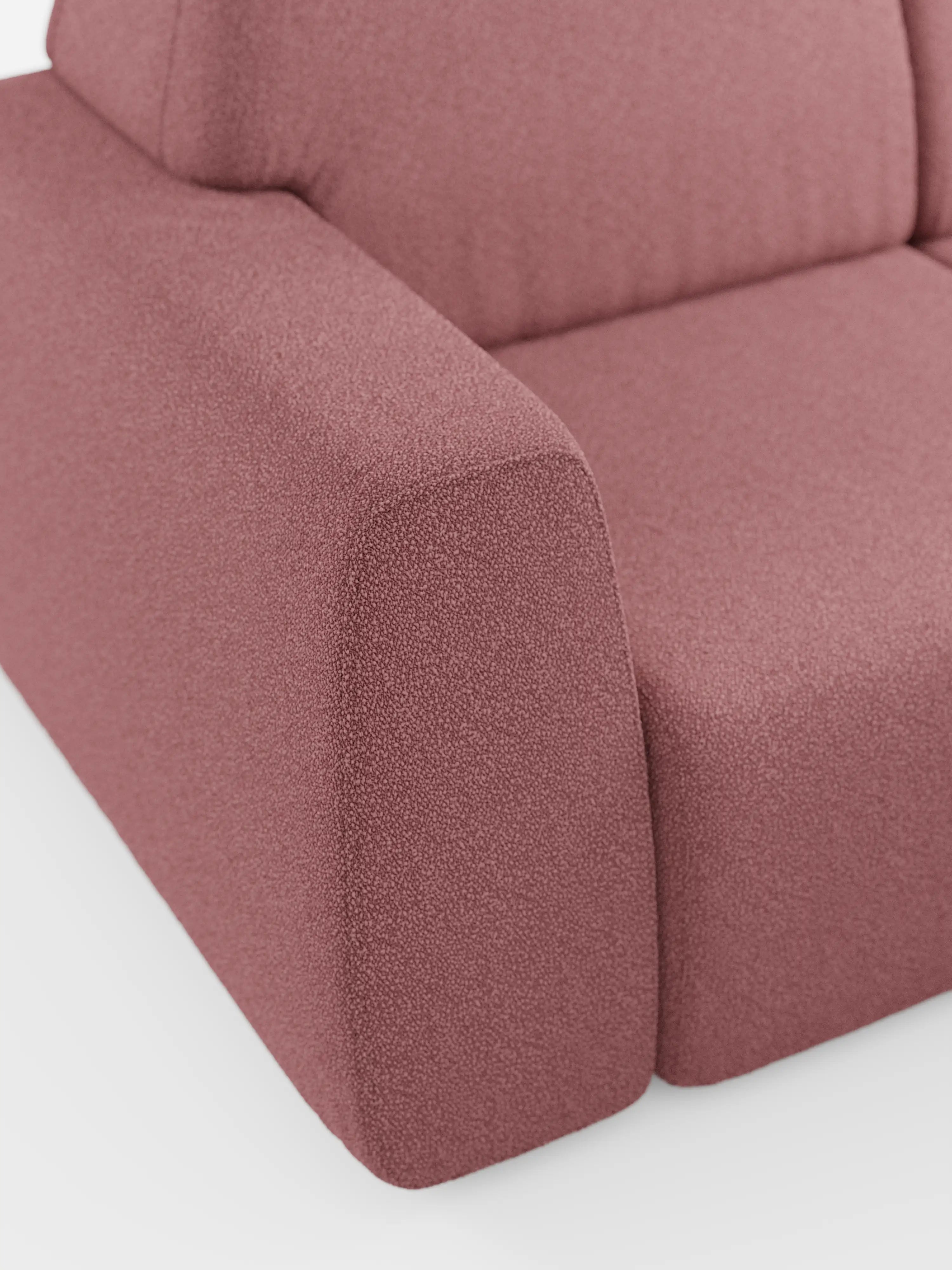 Un primo piano del divano Orbit con 3 sedute scorrevoli e allungabili di Divani.Store, rivestito in tessuto effetto cotone smacchiabile T33 color malva tenue (rosa polveroso). L’immagine mette in risalto l’ampio bracciolo rettangolare e parte della seduta, evidenziando la morbida consistenza del divano e le sue linee pulite e minimaliste. Questo modello sfoderabile è dotato di tre sedute scorrevoli indipendenti che garantiscono maggiore versatilità e comfort. Immagine su sfondo bianco a tinta unita.
