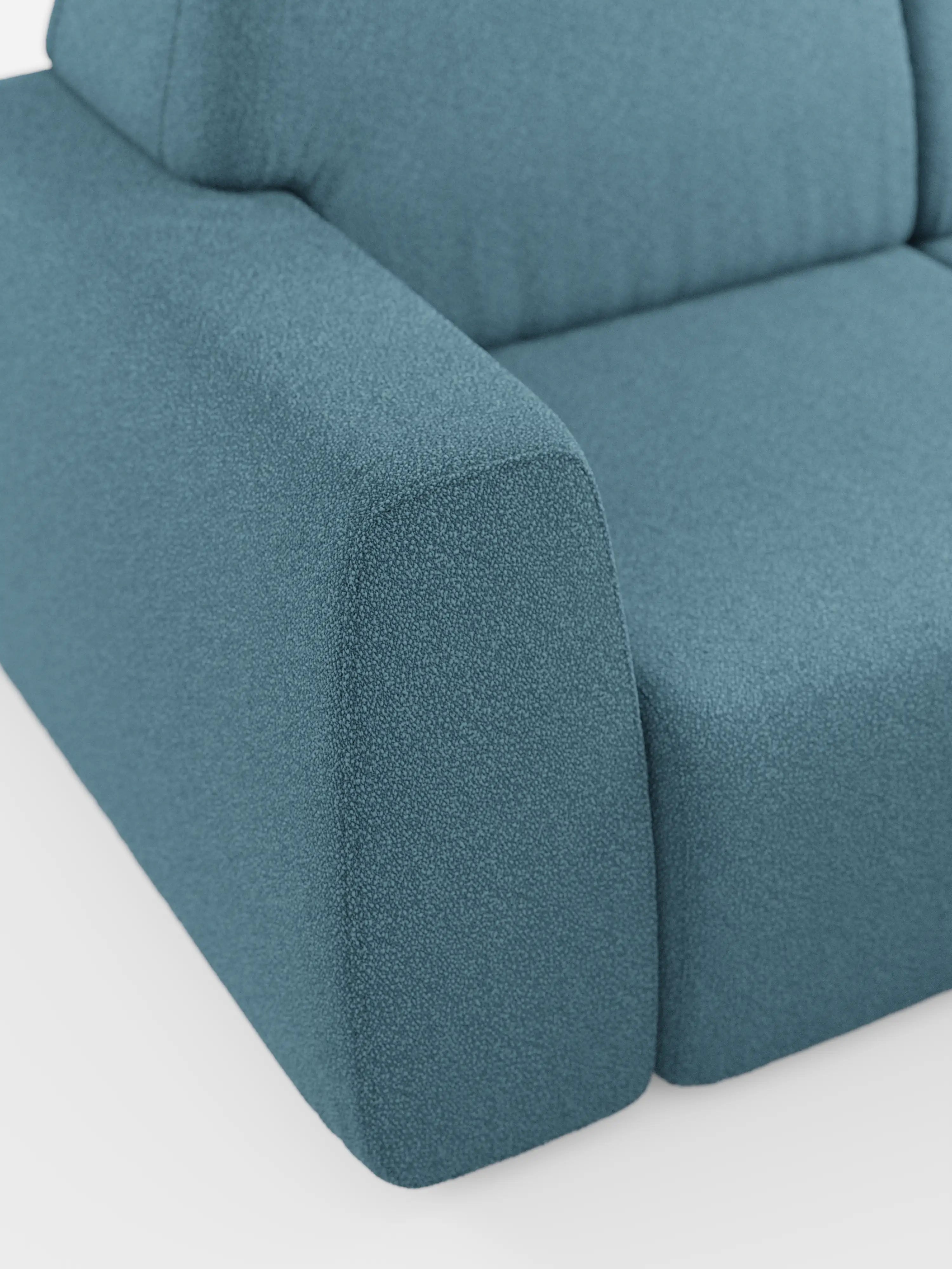 Primo piano del divano Orbit con 3 sedute scorrevoli e allungabili in tessuto effetto cotone smacchiabile T33 di Divani.Store, con particolare attenzione al bracciolo sinistro e a una parte del cuscino di seduta. Il tessuto presenta un aspetto leggermente ruvido, effetto cotone, mentre il divano sfoggia linee pulite e minimaliste. A sottolineare il suo design pratico, questo modello è sfoderabile per facilitare la pulizia. Lo sfondo è bianco a tinta unita.