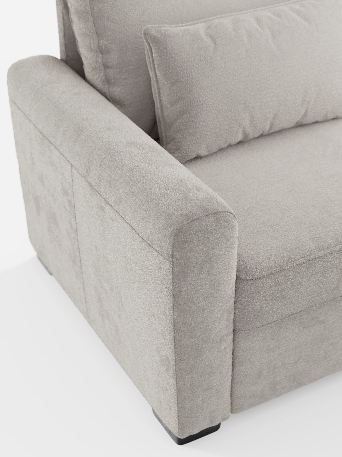 Ottaviano, divano letto con letto estraibile - penisola reversibile e contenitore in tessuto materico smacchiabile: un divano letto angolare grigio chiaro con cuscini in tessuto materico e un cuscino rettangolare coordinato su sfondo bianco.