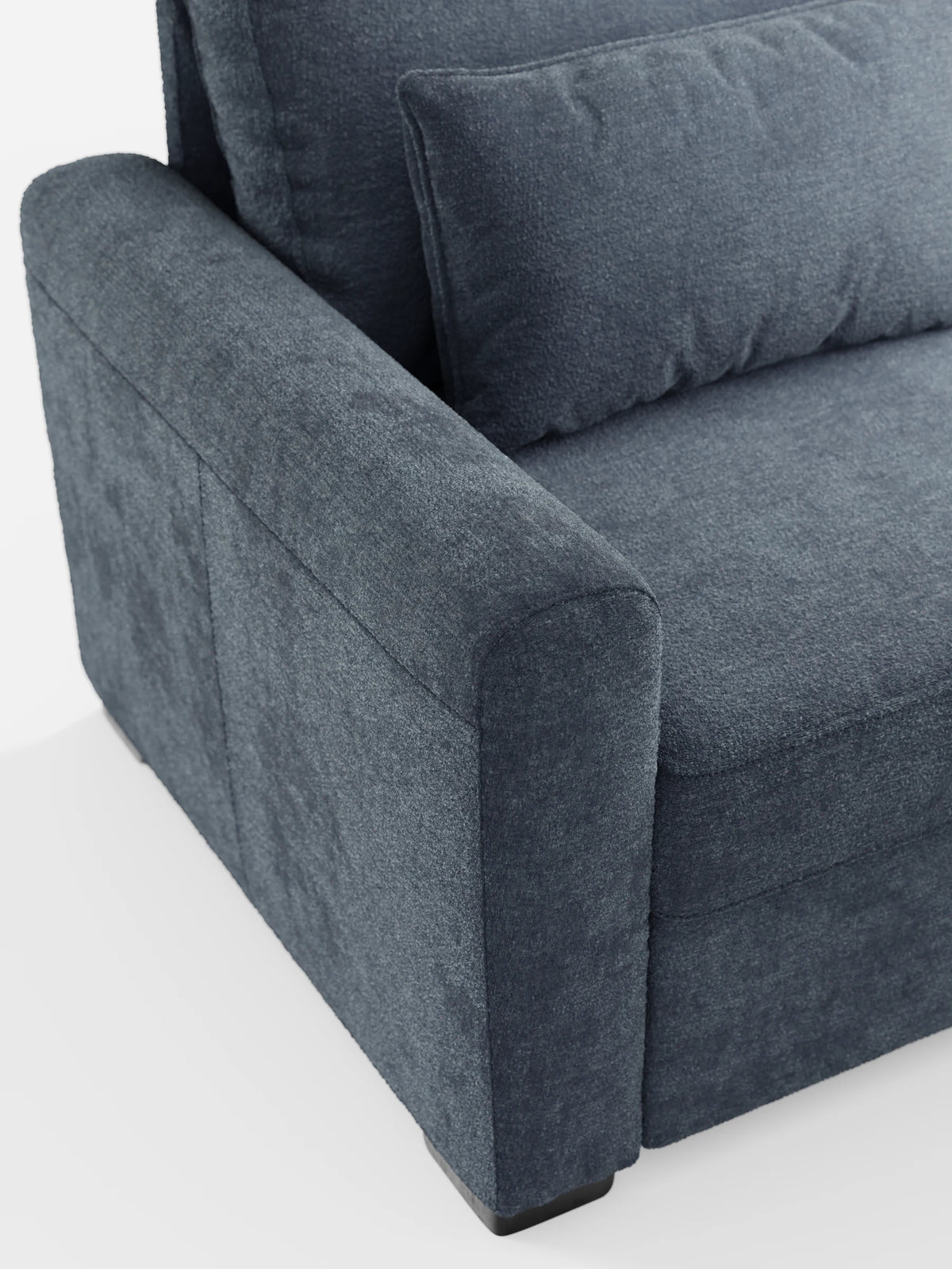 Vista dall'alto del divano letto Ottaviano con letto estraibile - penisola reversibile e contenitore in tessuto materico smacchiabile, un divano grigio antracite scuro con finitura testurizzata, chaise longue, braccioli larghi e morbidi cuscini bianchi.