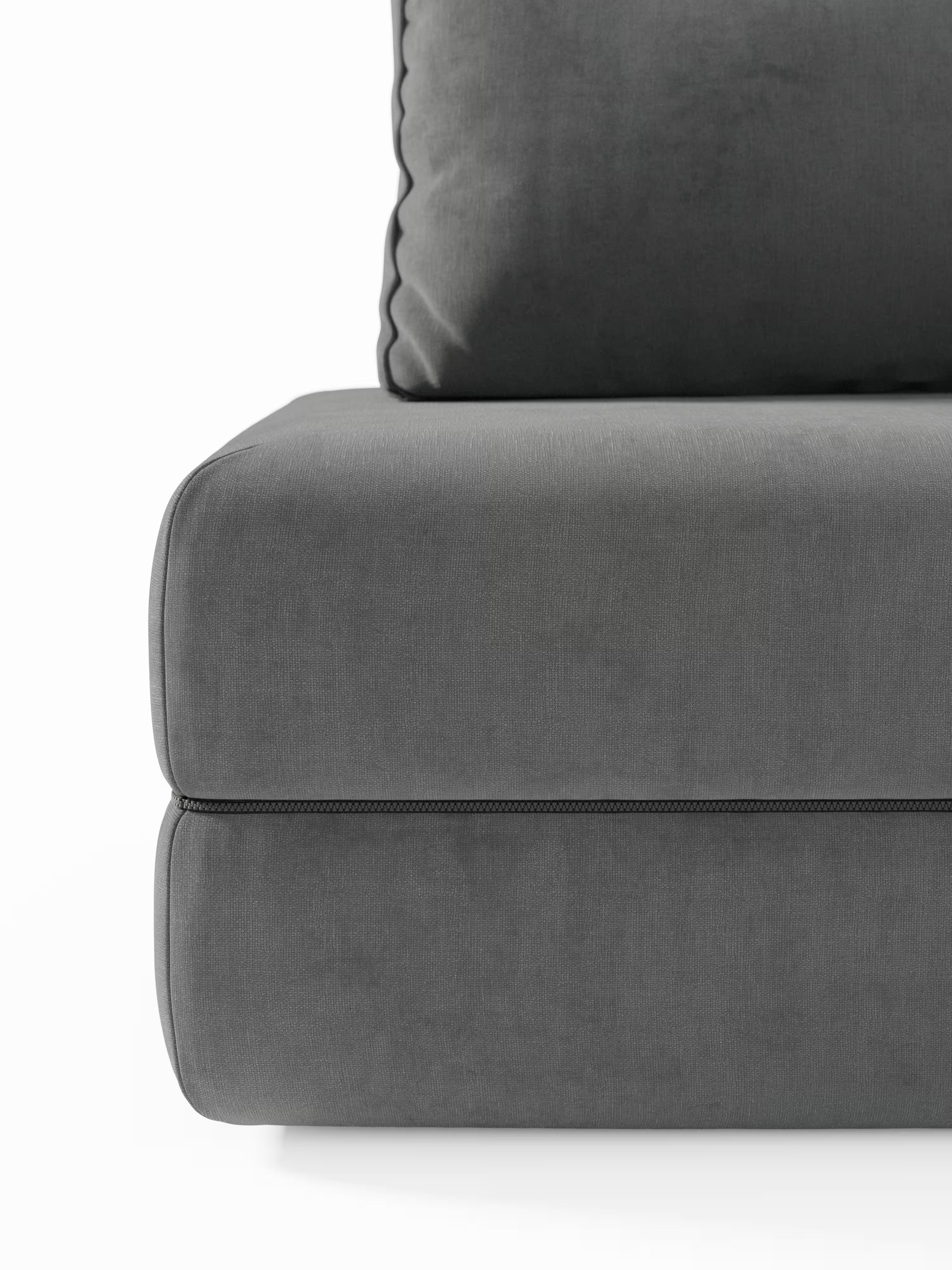Un primo piano dell'angolo di un moderno divano letto matrimoniale grigio della linea Rift, disponibile nelle versioni a 2 e 3 posti con schienali mobili, realizzato da Divani.Modello caratterizzato da tessuto liscio, cuciture a vista e un morbido e spesso cuscino di seduta con cuscino dello schienale abbinato su sfondo bianco; include un materasso alto 22 cm in schiuma memory T31.
