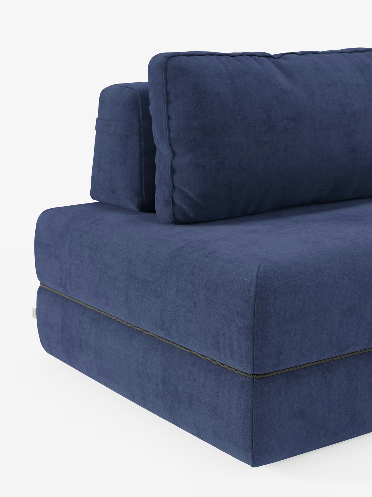 Un divano letto matrimoniale “Rift” in blu intenso dal design contemporaneo di Divani.Store: questo divano letto a 2 o 3 posti è dotato di schienali regolabili e di morbidi cuscini di seduta e schienale rivestiti in tessuto T31, facile da pulire e dalla consistenza vellutata. Una cerniera scura a vista accentua il bordo inferiore, il tutto su uno sfondo bianco a tinta unita. Il divano include un lussuoso materasso in memory foam alto 24 cm per un comfort ancora maggiore.