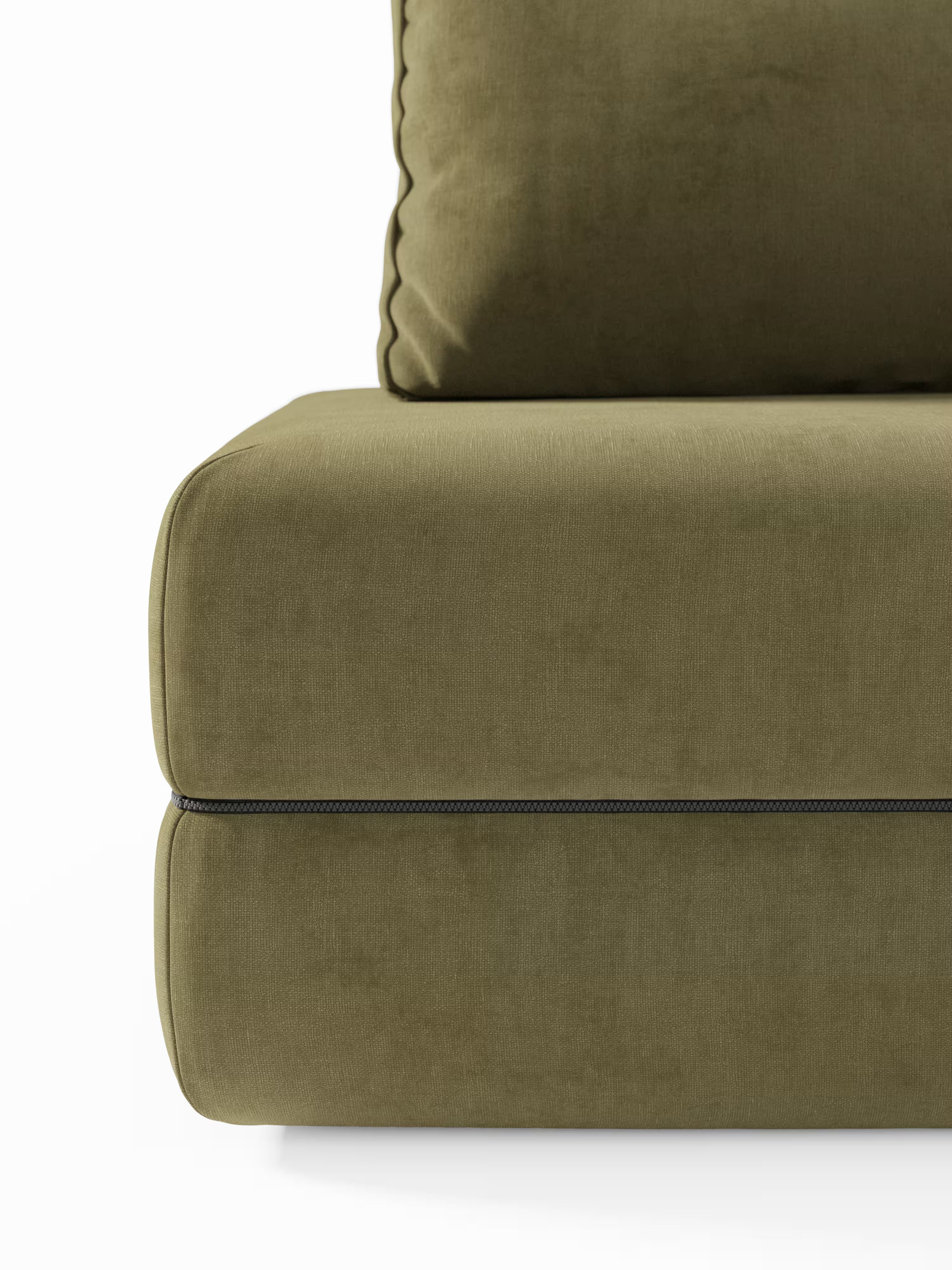 Primo piano del divano letto matrimoniale a 2 posti “Rift” di Divani.Store in verde oliva, che mette in risalto l’angolo del divano con il suo morbido cuscino di seduta e lo schienale regolabile. Un'elegante cerniera scura corre orizzontalmente lungo il bordo anteriore, mentre il morbido e vellutato rivestimento in T31 lascia intravedere un comfort nascosto. L'immagine suggerisce inoltre la presenza di un materasso in memory foam alto 22 cm, il tutto su uno sfondo bianco a tinta unita.