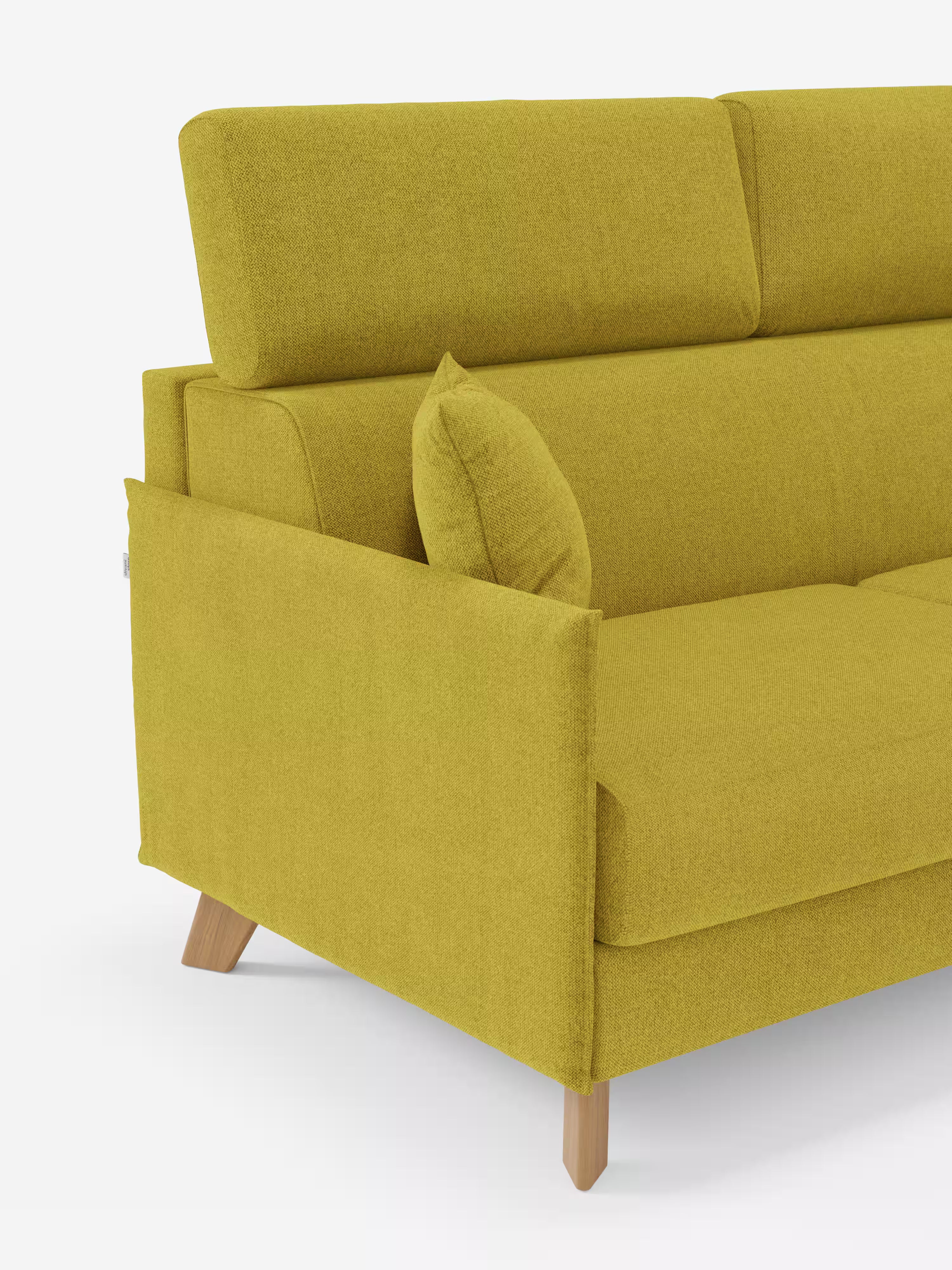 Vista angolare del divano letto matrimoniale Sole di Divani.Store, caratterizzato da un design moderno nei toni del giallo-verde con gambe angolari in legno, cuscino dello schienale integrato, cuscino quadrato coordinato e braccioli alti. Rivestito in tessuto testurizzato T23 di facile pulizia e con fodere rimovibili al 100% per uno stile scandinavo pratico; presenta un design compatto con poggiatesta reclinabili. Immagine ripresa su uno sfondo bianco a tinta unita.