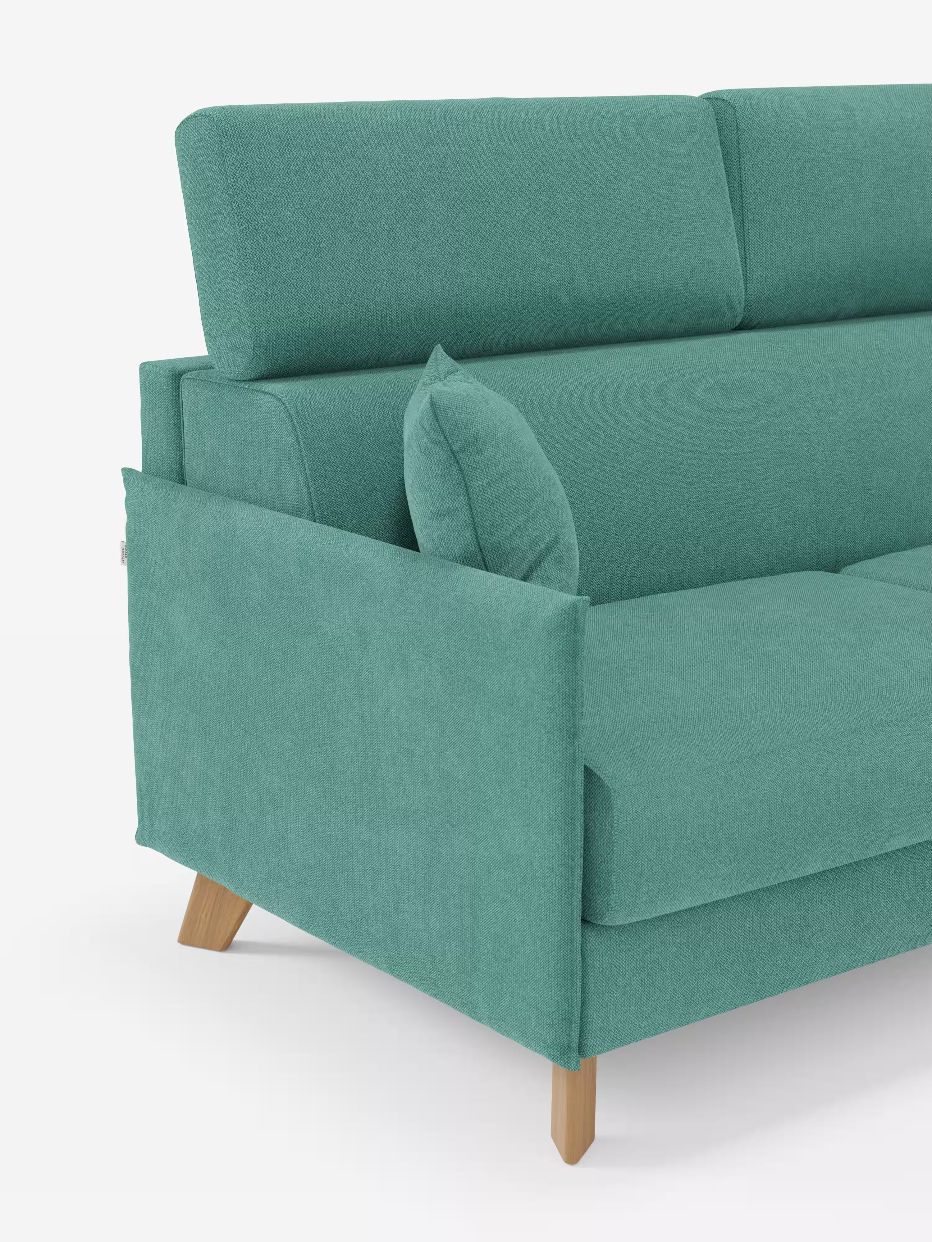 Un "Sole divano letto matrimoniale" contemporaneo color verde acqua di Divani.Store, caratterizzato da un design compatto di ispirazione scandinava con gambe in legno, poggiatesta reclinabile e rivestimento in tessuto T23 antimacchia e completamente sfoderabile. Il divano presenta linee pulite e squadrate ed è dotato di un cuscino coordinato. Nell’immagine, su uno sfondo bianco a tinta unita, sono visibili solo un bracciolo e una parte della seduta.