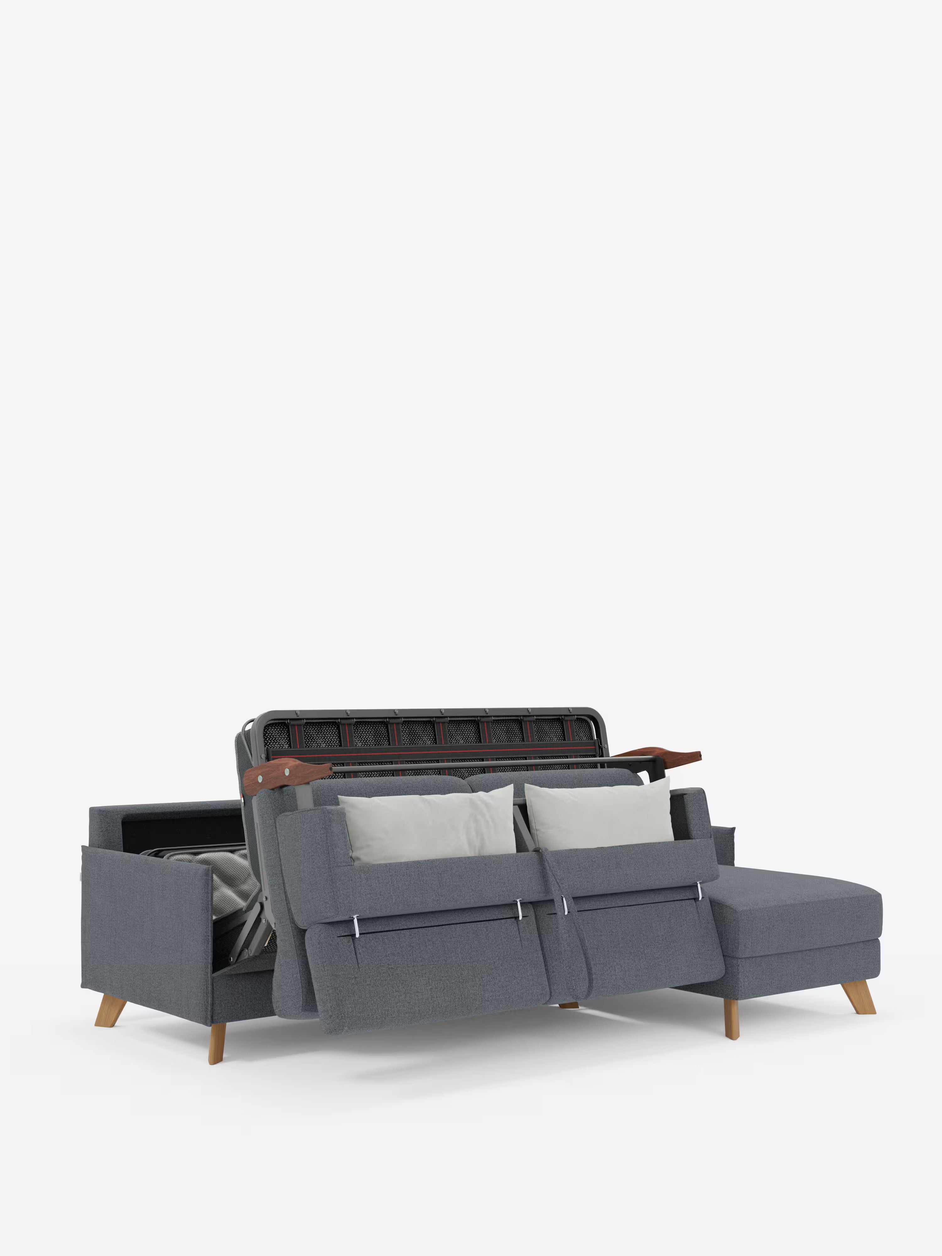 Un moderno divano letto matrimoniale angolare “Sole” con penisola contenitore e poggiatesta reclinabili di Divani.Store, in tessuto smacchiabile T23 color grigio, caratterizzato da gambe in legno chiaro, due cuscini grigio chiaro e una penisola contenitore posizionata a destra. Lo schienale del divano si solleva per rivelare un ampio vano portaoggetti interno. Lo sfondo è bianco e semplice.