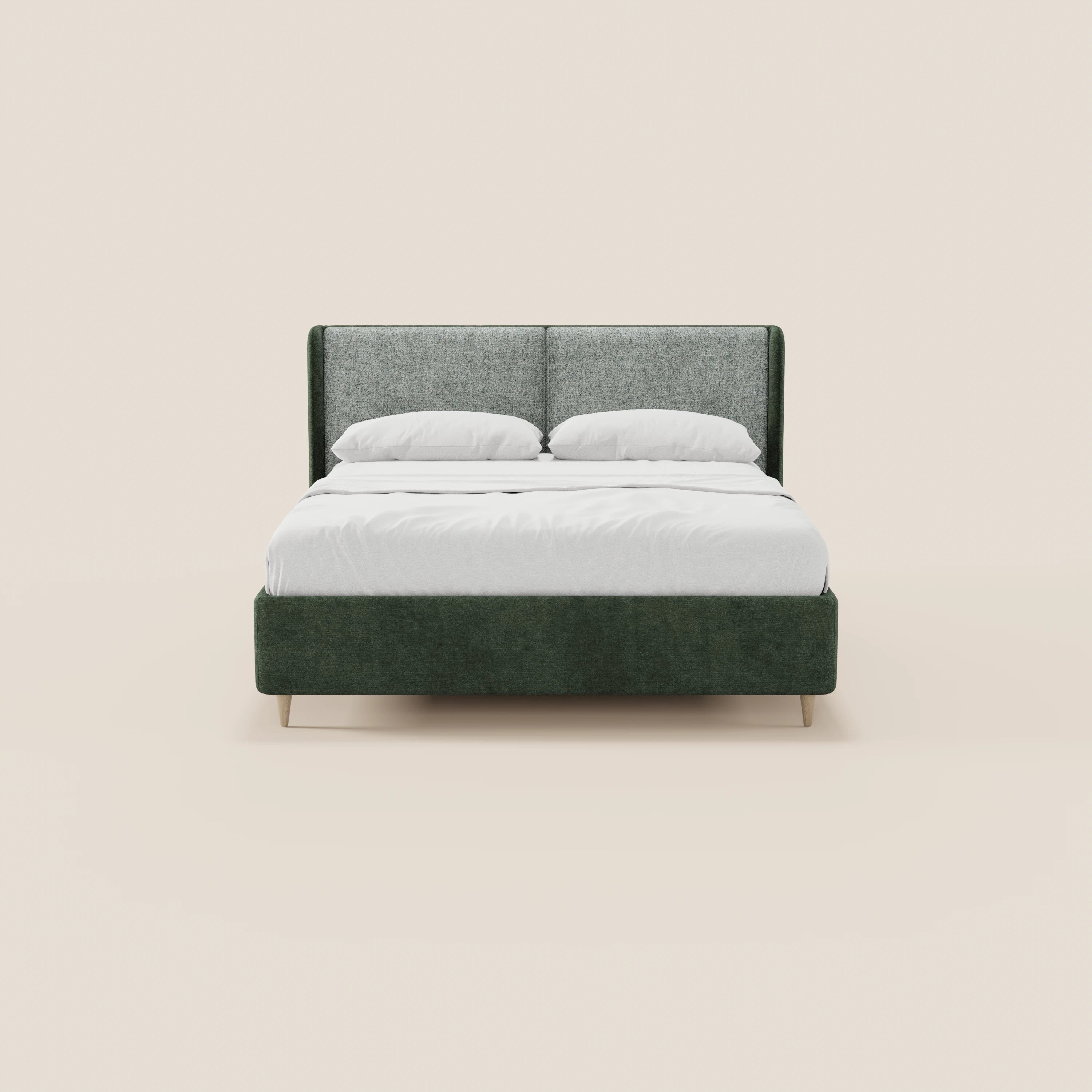 Il letto imbottito bicolore VALKIRIA di Letti.store presenta una struttura verde scuro, cuscini della testiera grigi con effetto testurizzato, biancheria da letto e cuscini bianchi e sottili gambe in metallo. Il suo design minimalista, caratterizzato da una testiera curva, risalta sullo sfondo beige.