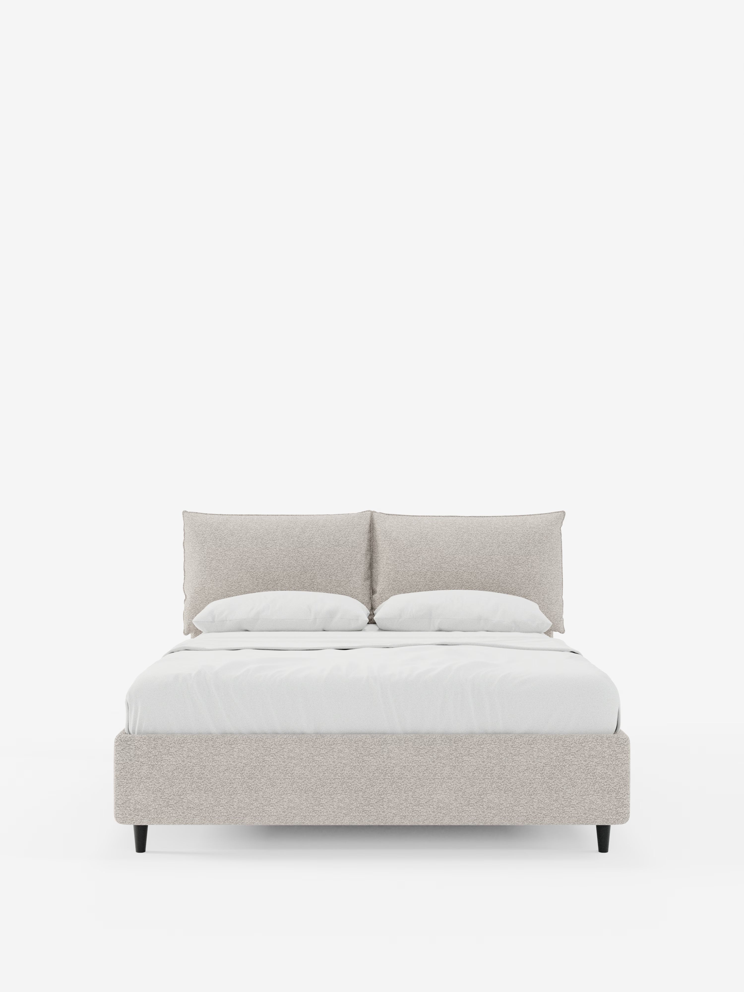 Vi presentiamo il letto imbottito ZAYRON con contenitore e morbidi cuscini regolabili di Letti.store: un letto moderno e minimalista, realizzato con tessuto certificato Oeko-Tex®, con struttura e testiera rivestite in beige chiaro. È dotato di due grandi cuscini regolabili abbinati, due cuscini decorativi più piccoli e biancheria da letto di un bianco brillante, il tutto sostenuto da corte gambe nere che risaltano su uno sfondo bianco pulito.