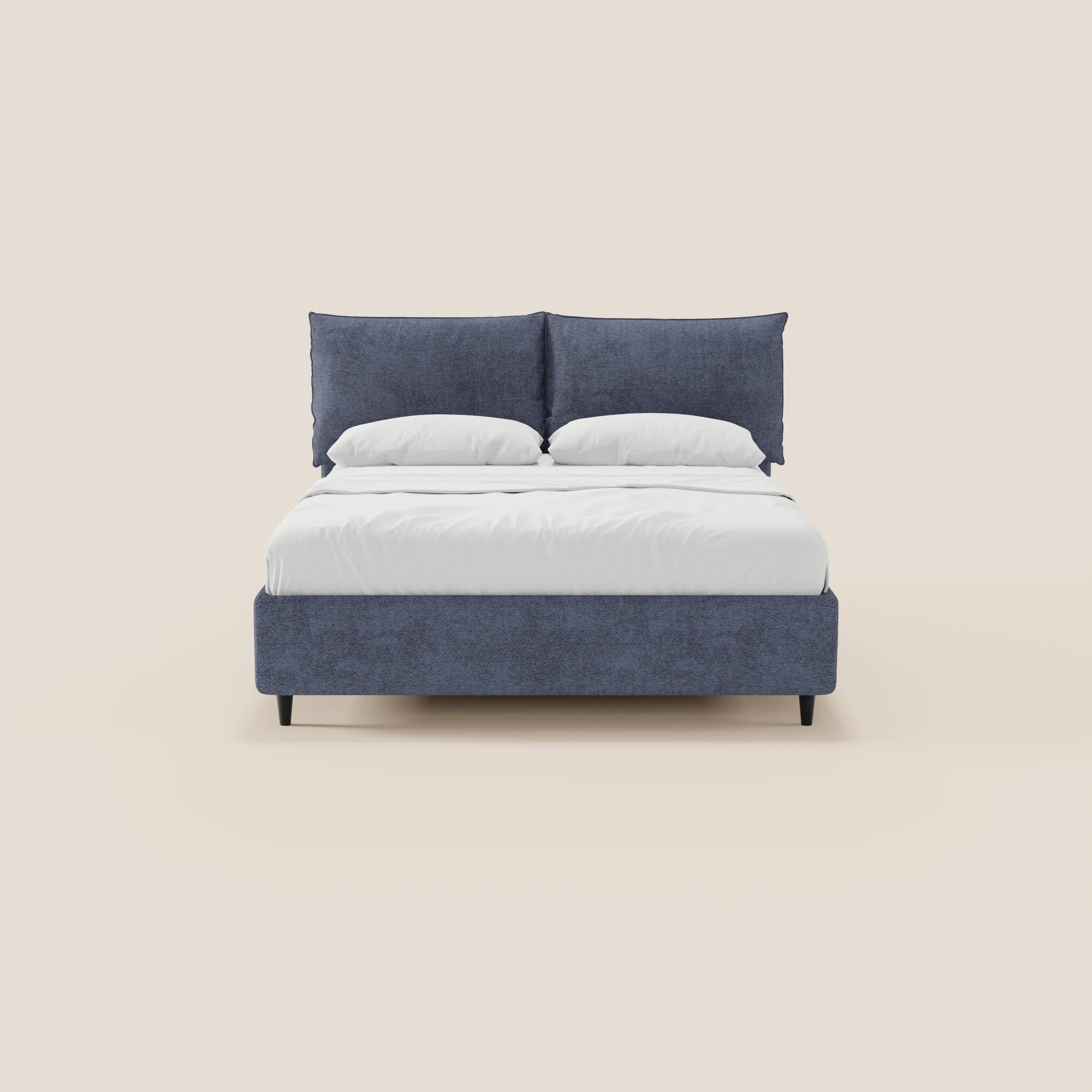 Il letto imbottito ZAYRON di Letti.store presenta una struttura moderna in tessuto blu certificato Oeko-Tex® e cuscini regolabili, completi di lenzuola bianche, cuscini e coperta, il tutto su uno sfondo beige a tinta unita.