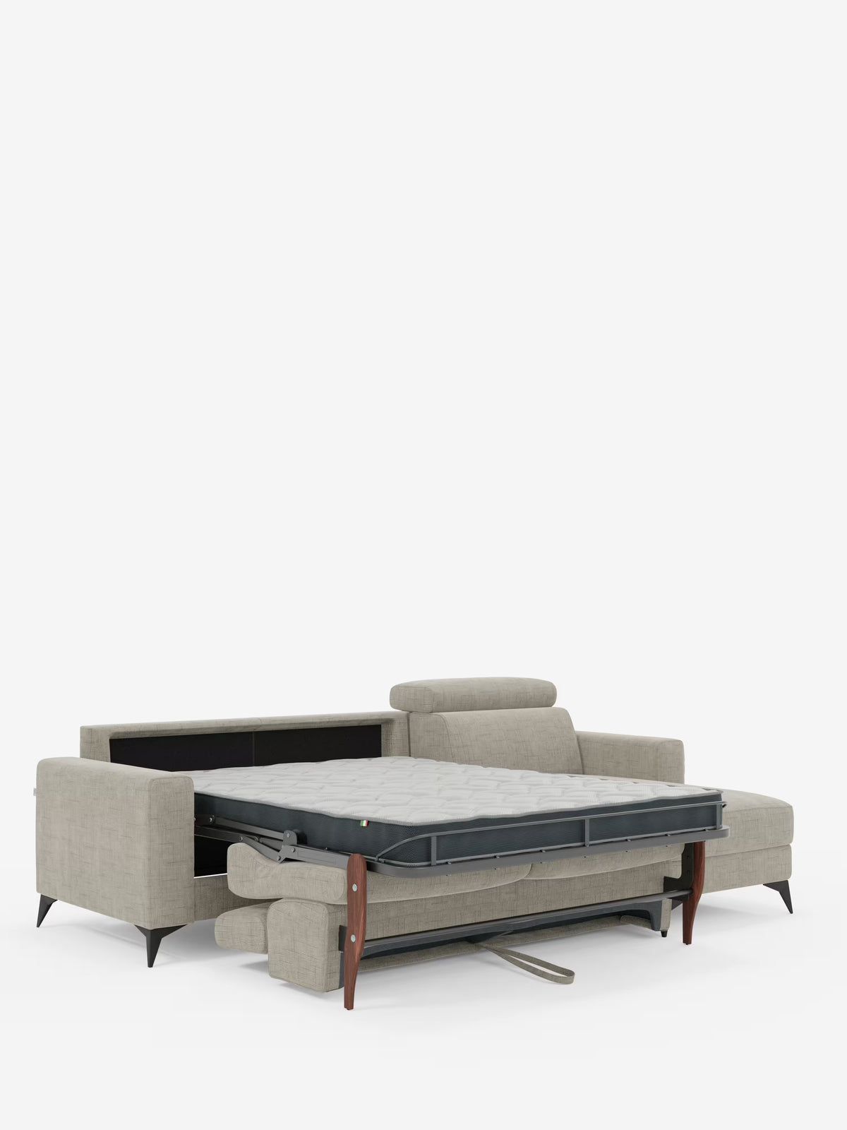 Il divano letto angolare Pegaso di Divani.Store, con poggiatesta reclinabili e penisola contenitore in tessuto jacquard smacchiabile T22, è presentato con un rivestimento moderno in grigio chiaro e gambe affusolate di colore nero. La parte letto è estesa per mostrare un materasso sottile sostenuto da una struttura in metallo, mentre il divano include poggiatesta regolabili e una chaise longue sul lato destro con un comodo vano contenitore. Il prodotto è raffigurato su uno sfondo bianco a tinta unita.