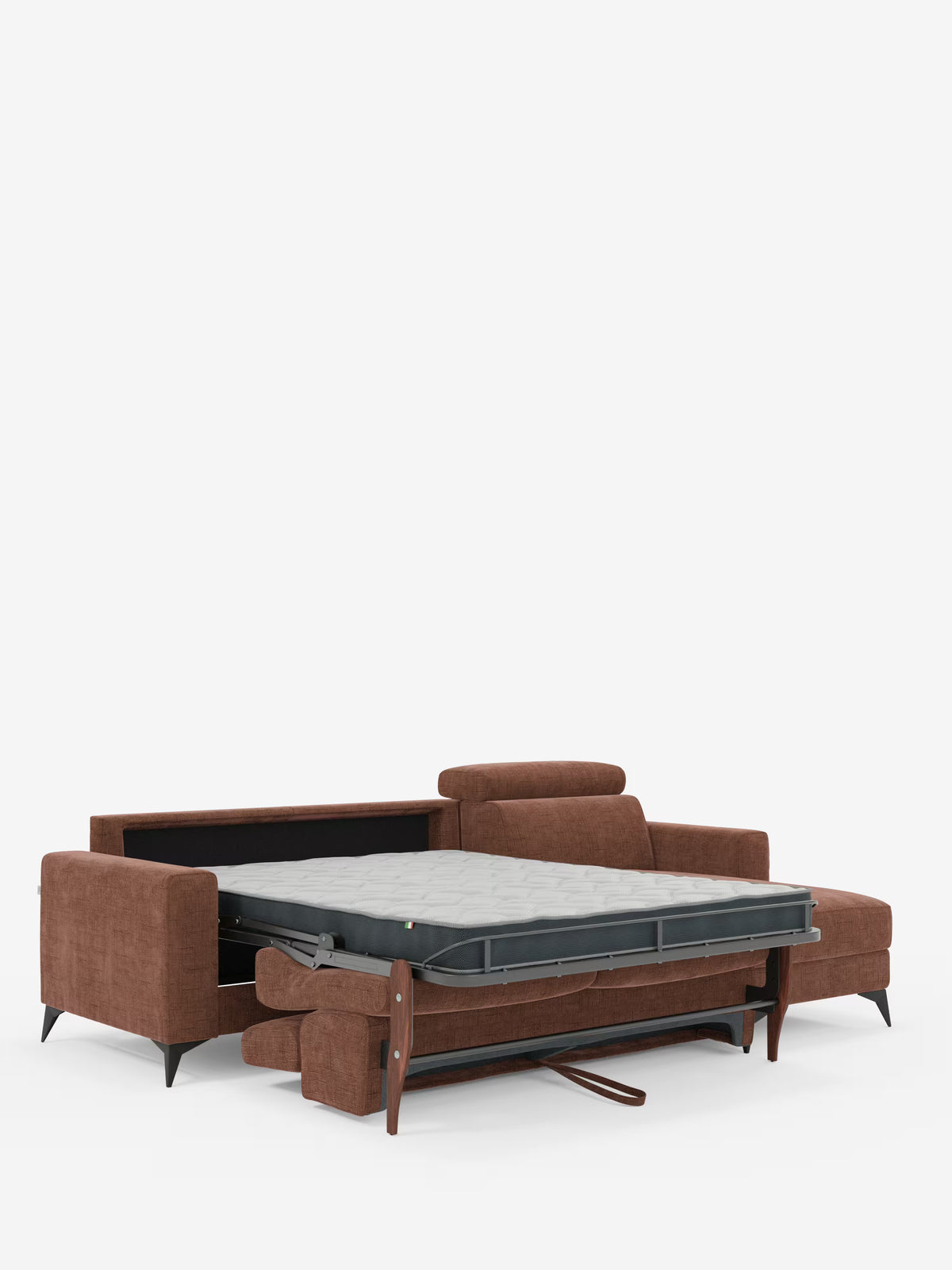 Il divano letto angolare Pegaso con poggiatesta reclinabili e penisola contenitore in tessuto jacquard smacchiabile T22 di Divani.Store è qui presentato con il materasso estratto, trasformando il divano in un letto senza soluzione di continuità. Il poggiatesta regolabile è sollevato mentre lo schienale rimane parzialmente aperto. La robusta struttura in legno scuro e le gambe ne esaltano il design elegante e contemporaneo, perfetto per gli interni moderni. Dotato di una pratica penisola contenitore per un