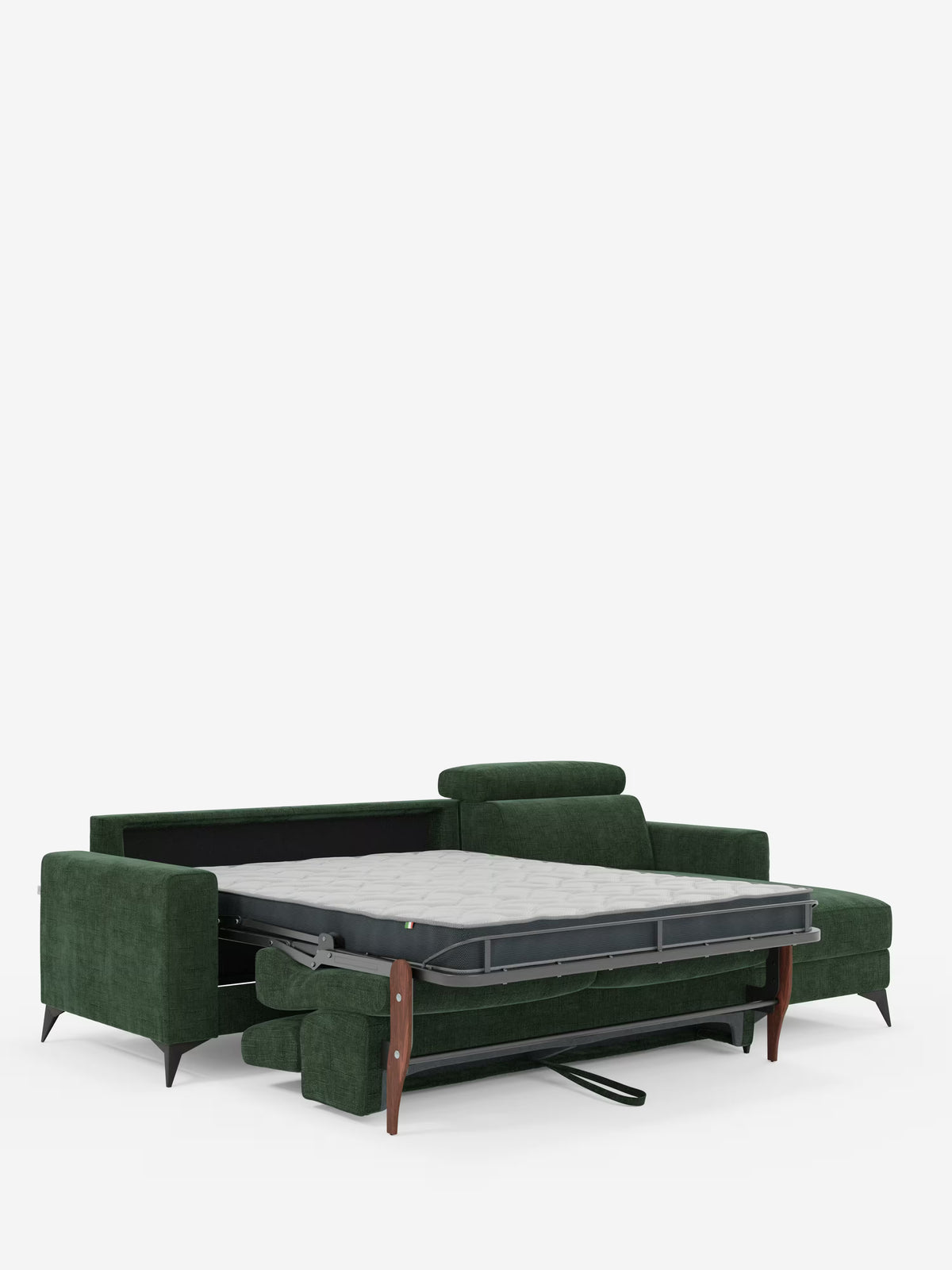 Il divano letto angolare Pegaso con poggiatesta reclinabili e penisola contenitore in tessuto jacquard smacchiabile T22 di Divani.Store è presentato in verde scuro con sottili gambe nere. Il letto estraibile è aperto, mostrando un materasso piatto sostenuto da una robusta struttura in metallo che mette in risalto il meccanismo del letto, mentre la pratica chaise longue presenta uno spazio contenitore integrato nella parte inferiore. Il tutto è immortalato su uno sfondo bianco a tinta unita.