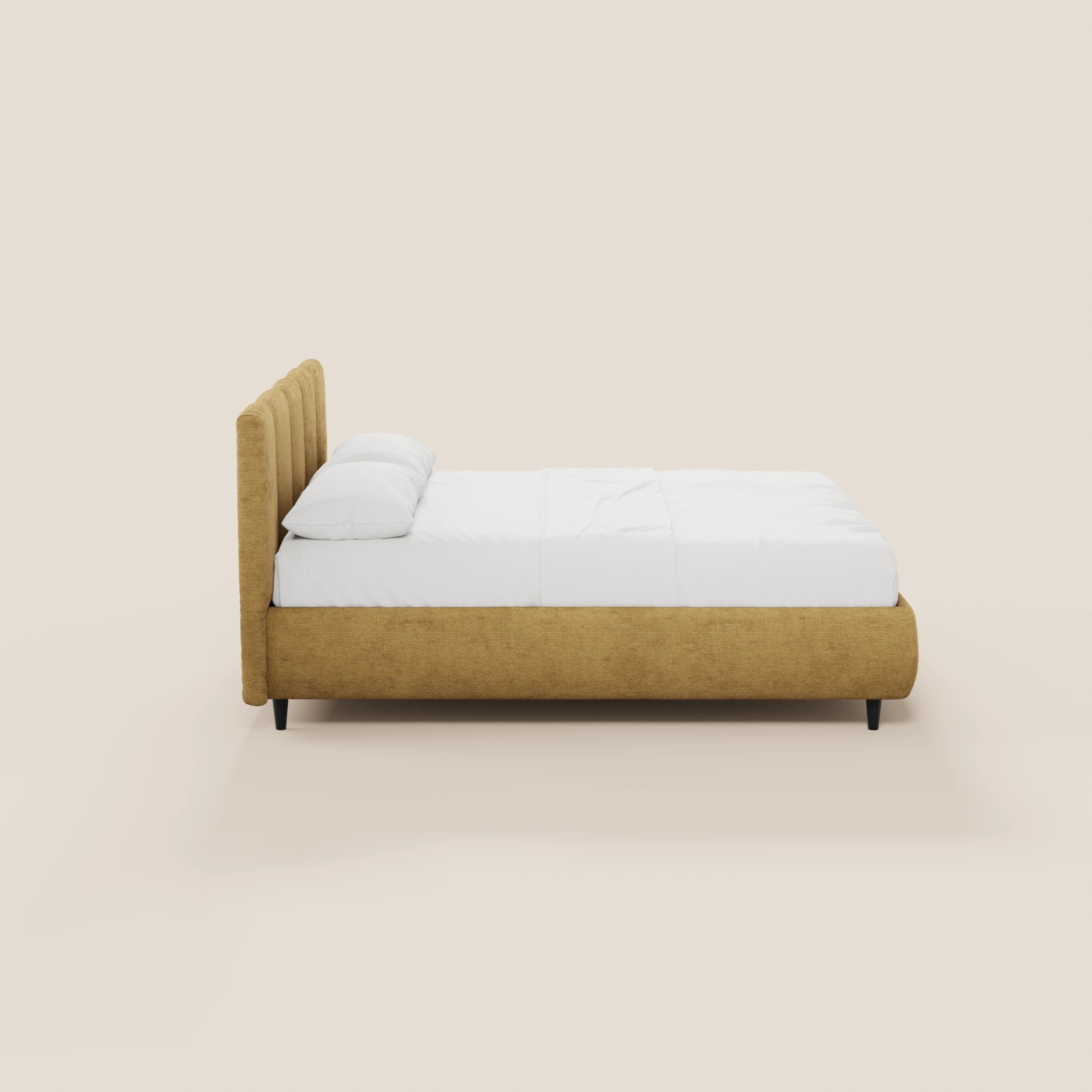 Il letto imbottito ARKAM di Letti.store è realizzato con un tessuto giallo senape certificato Oeko-Tex®, presenta una testiera con cuciture verticali, biancheria da letto bianca con due cuscini bianchi e gambe corte nere; nella foto è raffigurato di profilo su uno sfondo beige chiaro.