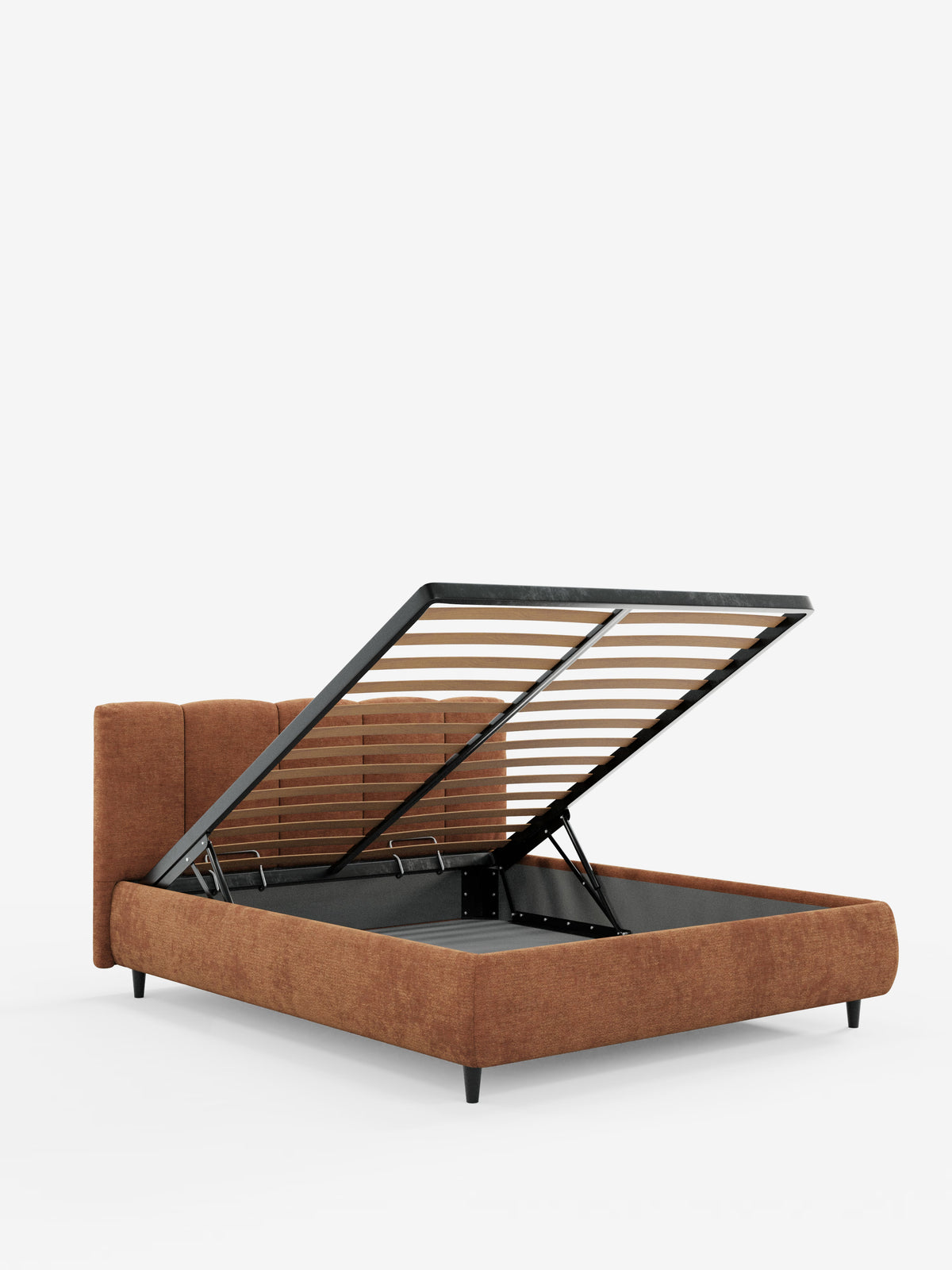 Il letto imbottito ARKAM di Letti.store è un letto in stile shabby chic realizzato in tessuto marrone certificato Oeko-Tex®, caratterizzato da un'alta testiera imbottita con cuciture verticali. Presentato con la struttura in metallo dotata di pistoni a gas sollevata per rivelare un ampio vano contenitore sotto il letto, questo elegante letto contenitore poggia su corte gambe nere su uno sfondo bianco a tinta unita e include robuste doghe in legno per il sostegno.
