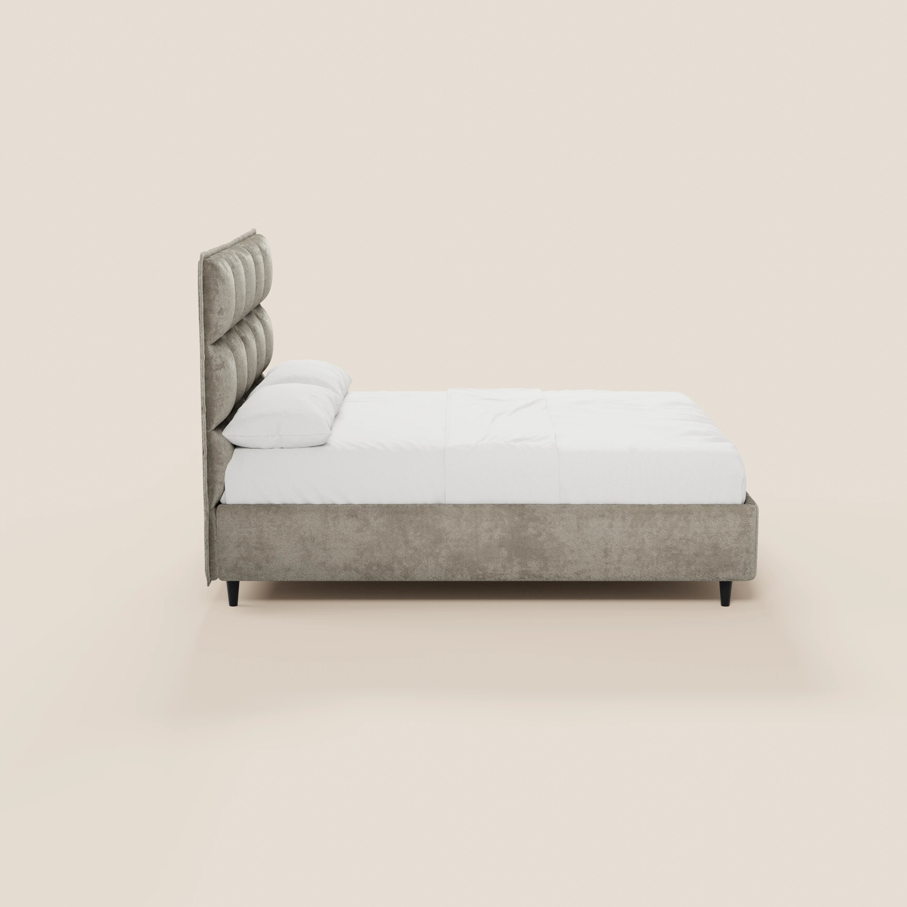 Vista laterale del letto imbottito AURO con contenitore e testiera alta capitonné in ciniglia Oeko-Tex® di Letti.store, raffigurato in grigio chiaro con biancheria da letto bianca e due cuscini, su uno sfondo a tinta unita per esaltarne l'eleganza.