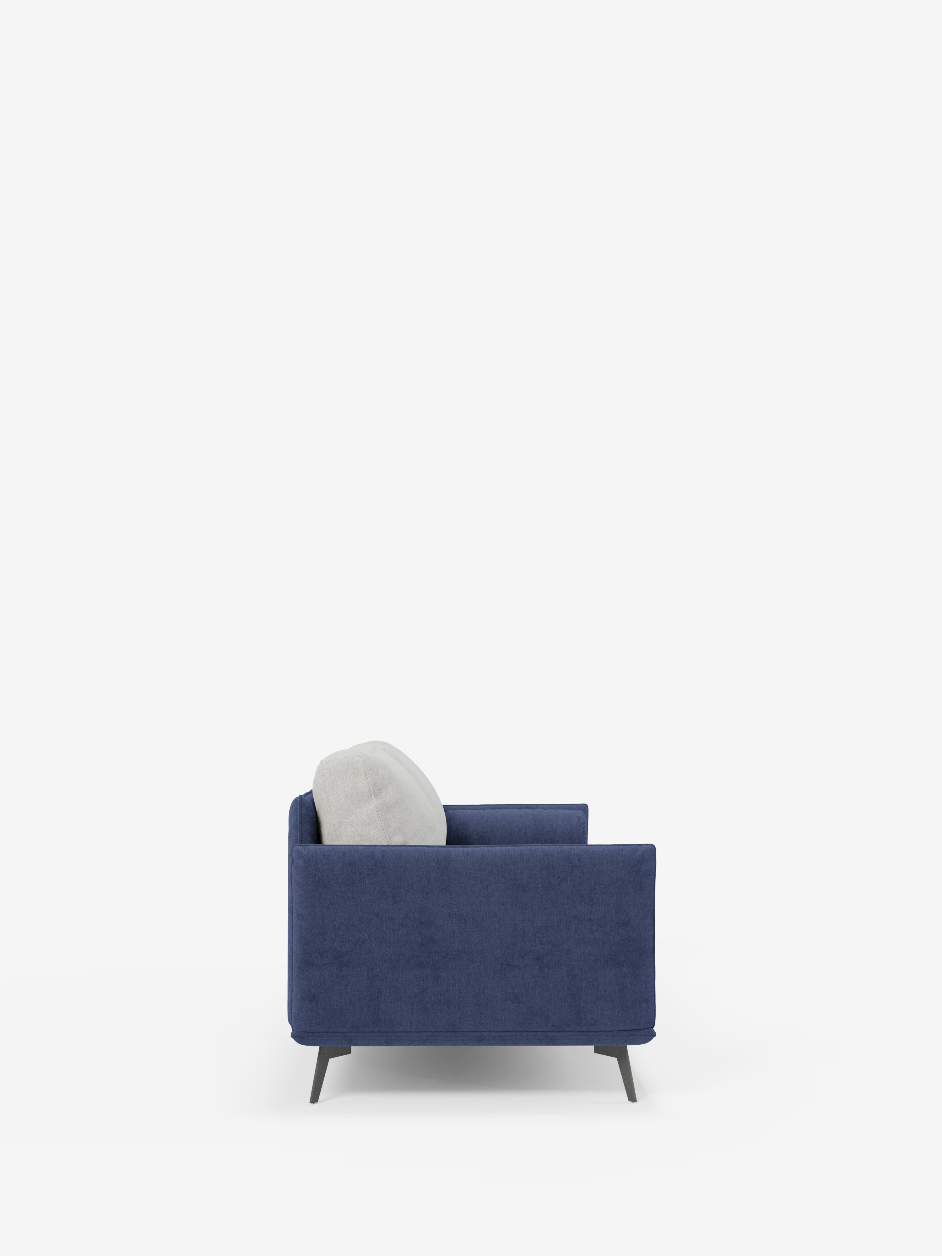 Una vista laterale mette in risalto il divano Basalto a 2 o 3 posti bicolore di Divani.Store: un divano contemporaneo caratterizzato da una seduta unica e da linee pulite. Questo modello presenta un elegante rivestimento in tessuto T31 blu, resistente alle macchie, una base sottile in metallo scuro dalla forma angolare e morbidi schienali imbottiti in piuma d’oca. Un unico cuscino grigio chiaro poggia contro l’ampio schienale, il tutto su uno sfondo bianco a tinta unita.