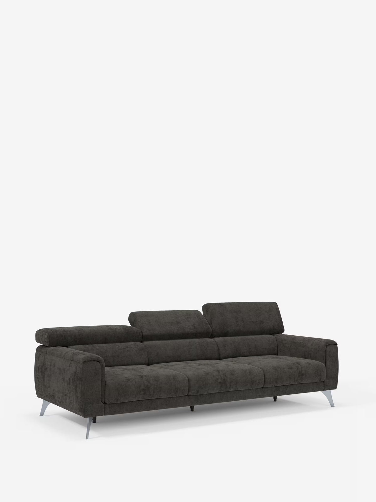 Un moderno divano Caravaggio a 4 posti con tre sedute scorrevoli di Divani.Store, in grigio scuro, rivestito in tessuto smacchiabile T31, caratterizzato da gambe basse e inclinate in metallo. Questo divano moderno, dalle linee essenziali e minimaliste, include tre cuscini di seduta scorrevoli, tre poggiatesta reclinabili e ampi braccioli su entrambi i lati. È raffigurato su uno sfondo bianco a tinta unita.