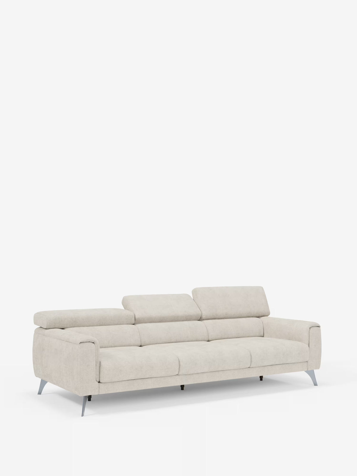 Un moderno divano Caravaggio a 4 posti con tre sedute scorrevoli di Divani.Store, rivestito in tessuto T31 beige chiaro antimacchia. Questo divano è dotato di tre poggiatesta regolabili, tre cuscini di seduta scorrevoli, gambe sottili in metallo, linee pulite e minimaliste con cuciture a vista sui cuscini e braccioli imbottiti. Lo sfondo è bianco a tinta unita.