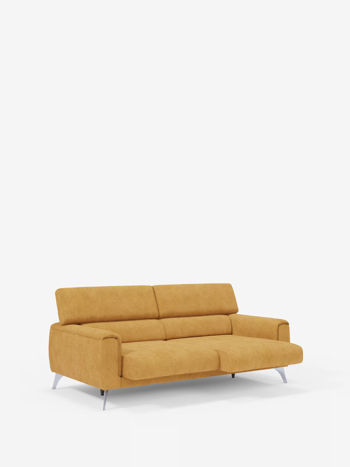 Un divano a tre posti Caravaggio in stile contemporaneo di Divani.Store, color giallo senape, caratterizzato da linee pulite, schienali bassi con poggiatesta reclinabili, ampi cuscini di seduta con sedute allungabili e gambe angolate color argento, è presentato su uno sfondo bianco a tinta unita. Realizzato in elegante tessuto T31 resistente alle macchie, questo divano moderno può ospitare comodamente tre persone e incarna uno stile minimalista.