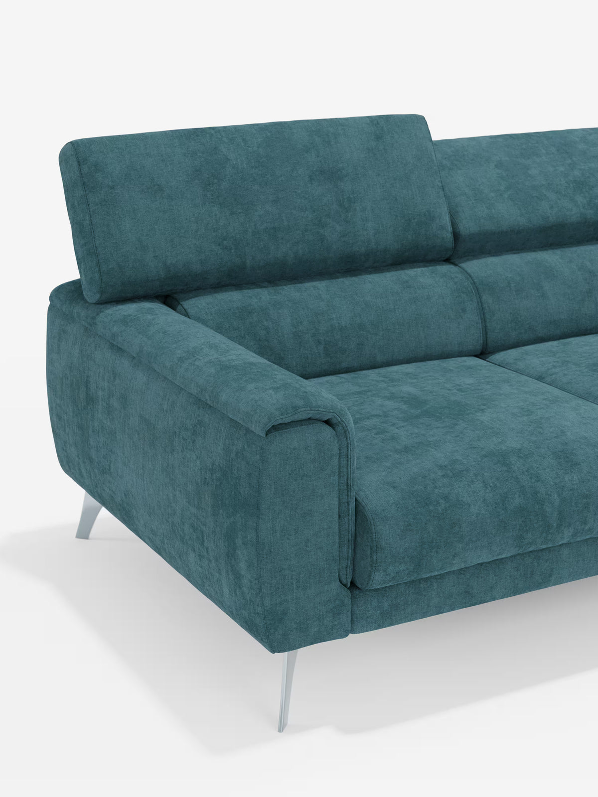Il divano angolare Caravaggio con penisola e sedute scorrevoli in tessuto smacchiabile T31 di Divani.Store è un moderno divano in tessuto color verde acqua dalla consistenza morbida e vellutata. È caratterizzato da braccioli angolari, poggiatesta regolabili e sottili gambe in metallo argentato. Questo elegante divano componibile offre una zona di seduta comoda e spaziosa con sedute scorrevoli opzionali per un maggiore comfort e versatilità, che risaltano magnificamente sullo sfondo bianco a tinta unita.