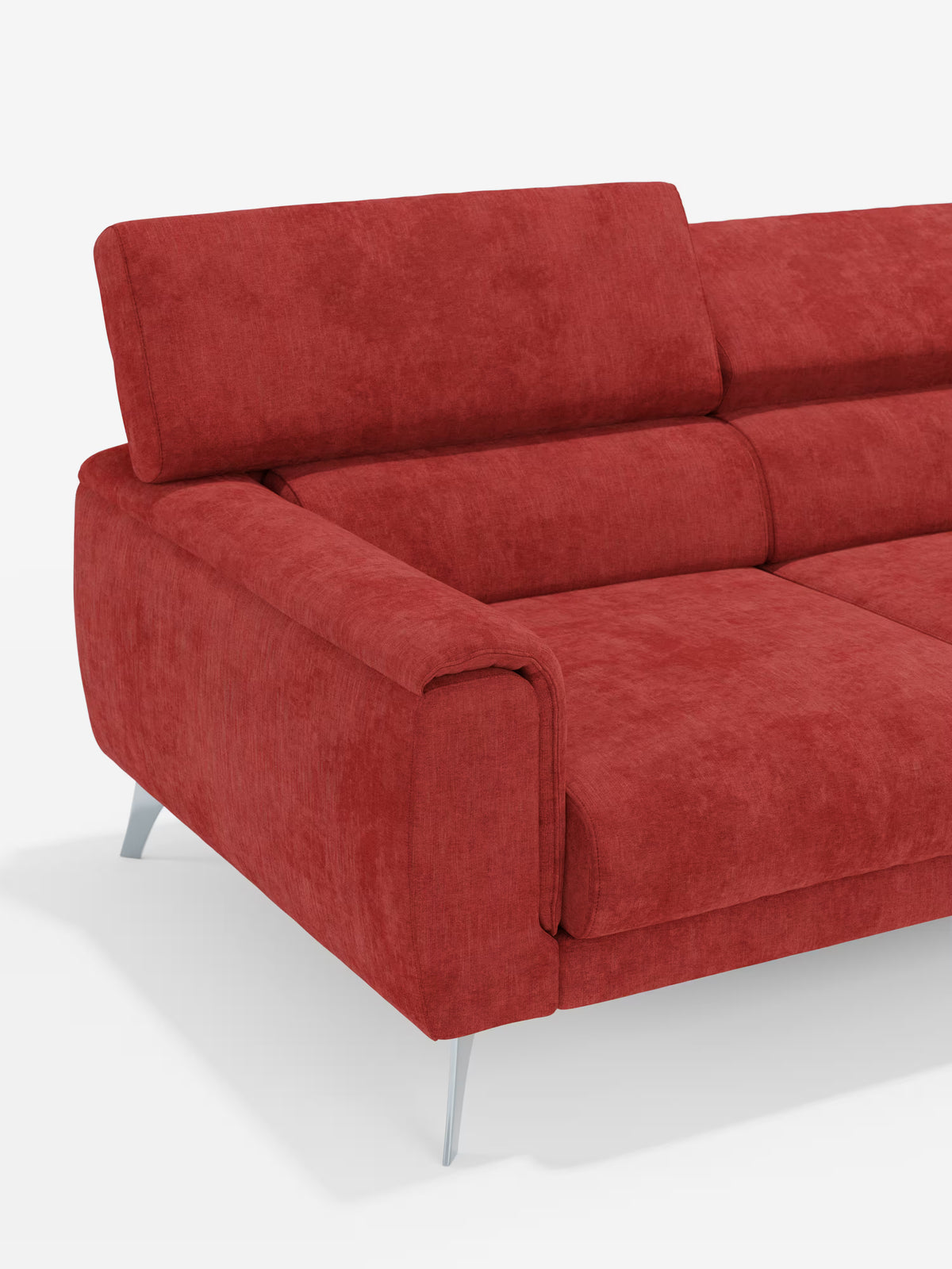 Vi presentiamo il divano angolare Caravaggio con penisola e sedute scorrevoli in tessuto antimacchia T31 di Divani.Store: un moderno divano componibile rivestito in morbido tessuto rosso antimacchia e dotato di gambe angolari in metallo argentato. La parte visibile mostra il bracciolo sinistro, lo schienale reclinabile e il cuscino di seduta su uno sfondo bianco a tinta unita.