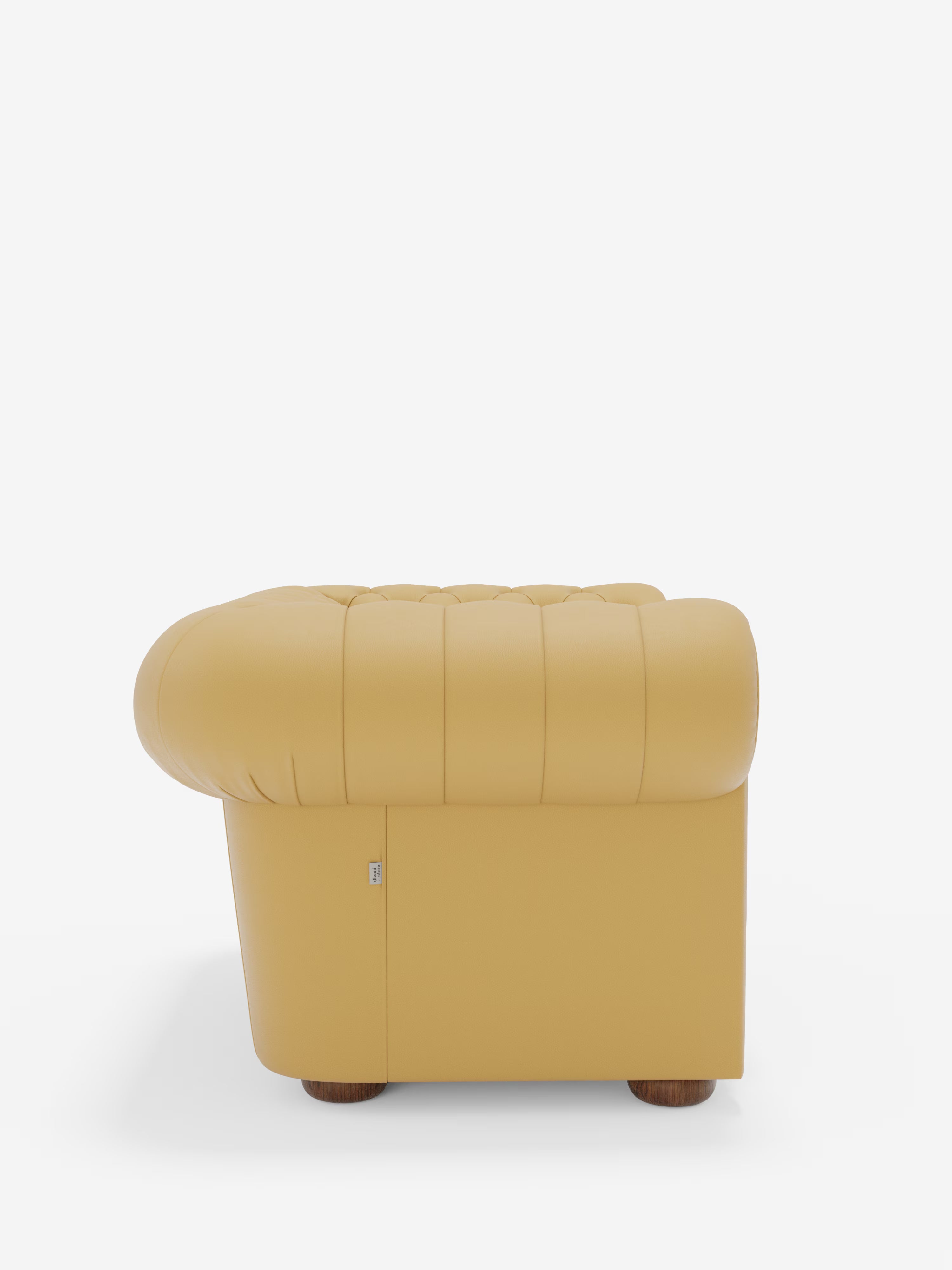 Vista laterale della poltrona Chester in vera pelle spessorata con capitonné artigianale di Divani.Store, una poltrona moderna di colore giallo caratterizzata da linee morbide e arrotondate, braccioli spessi e gambe corte in legno, su uno sfondo bianco a tinta unita.
