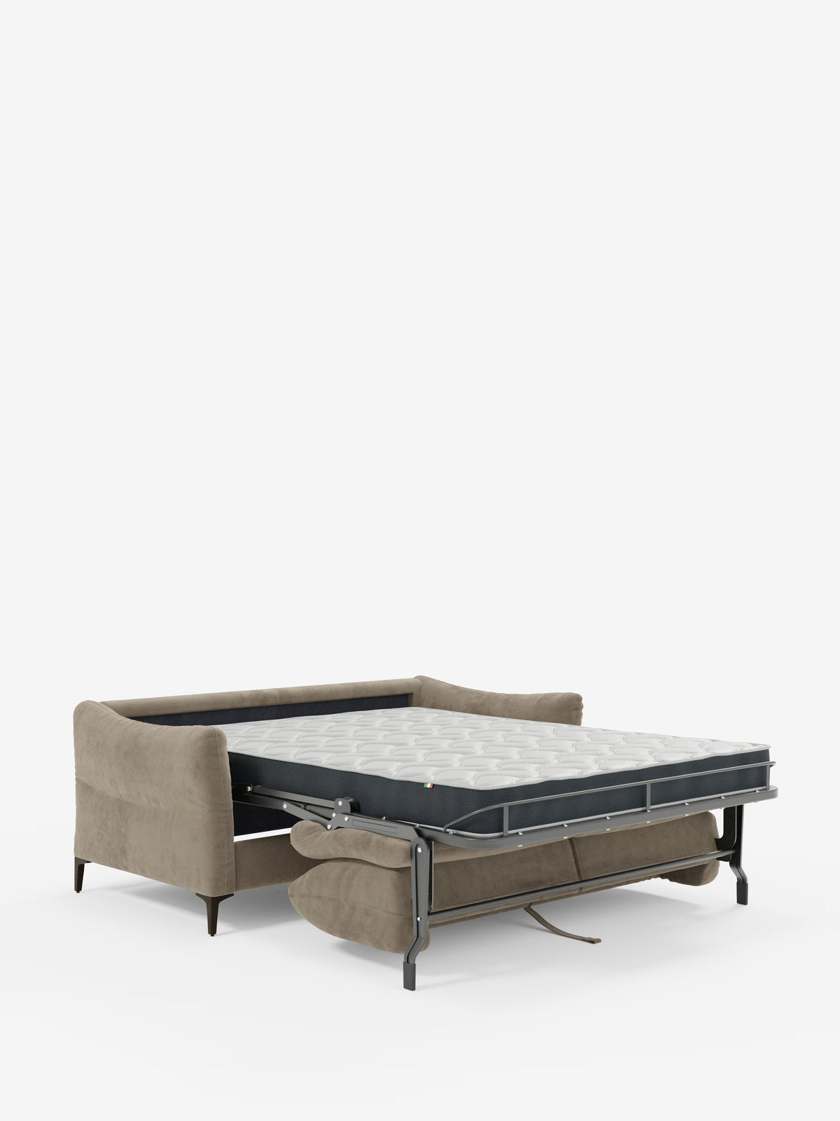 Il divano letto Dalia, disponibile nei modelli a 2, 3 e 4 posti, in colore taupe, con materasso H18, realizzato in moderno tessuto vellutino antimacchia T30 di Divani.Store, presenta braccioli ricurvi ed è qui raffigurato nella versione estesa, che rivela un materasso ribaltabile sostenuto da una struttura in metallo nero. Questo elegante divano letto di ispirazione scandinava poggia su gambe corte ed è presentato su uno sfondo bianco a tinta unita.