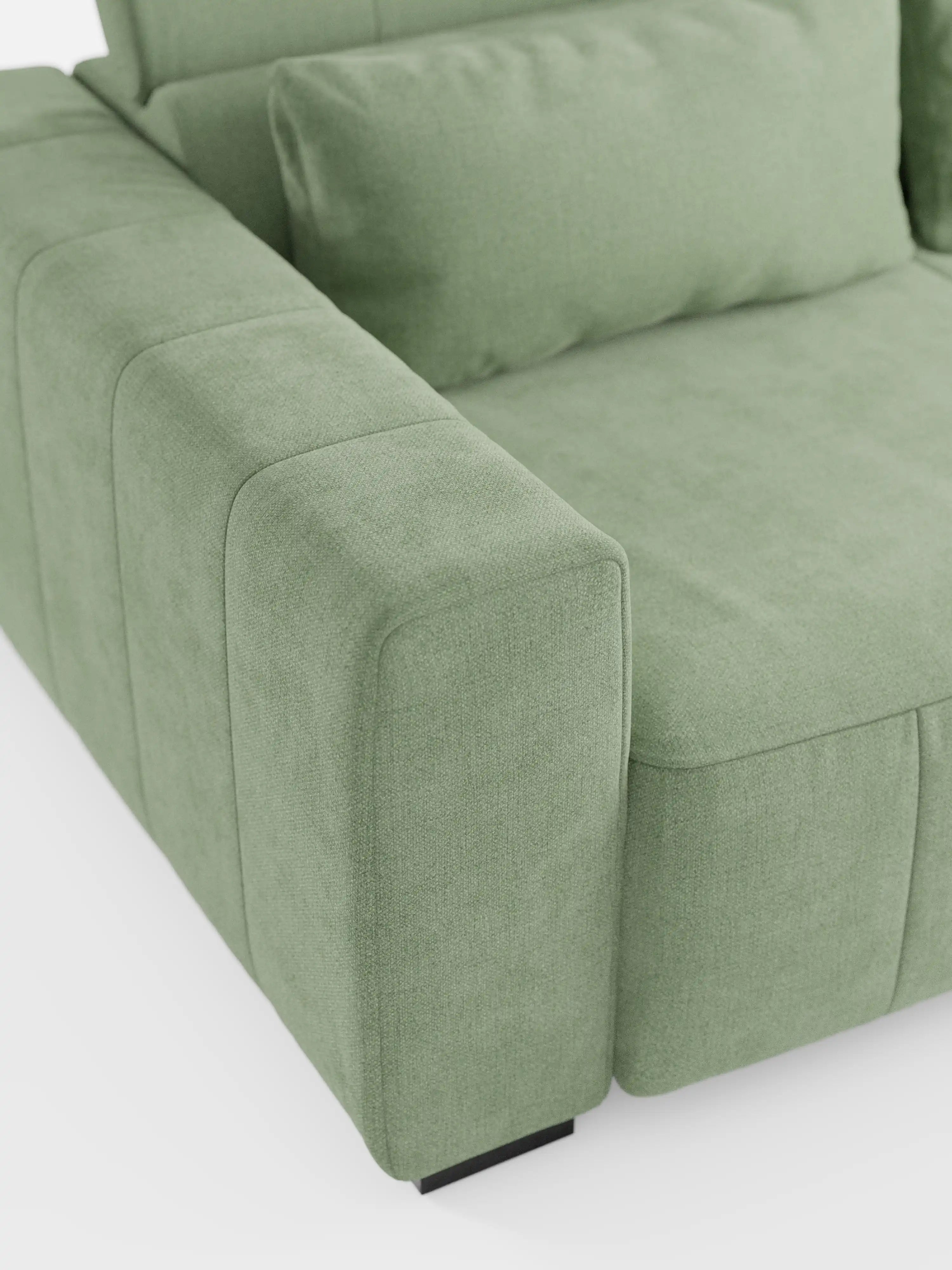 Primo piano del divano dorico a 3 posti di Divani.Store, caratterizzato da braccioli e seduta in tessuto T23 resistente alle macchie color verde salvia chiaro, con cuscino dello schienale in tinta, su sfondo bianco. Questo divano moderno vanta un design squadrato e minimalista dalle linee pulite, con sottili dettagli di cucitura, sedute estensibili elettricamente per un maggiore relax e un poggiatesta reclinabile.