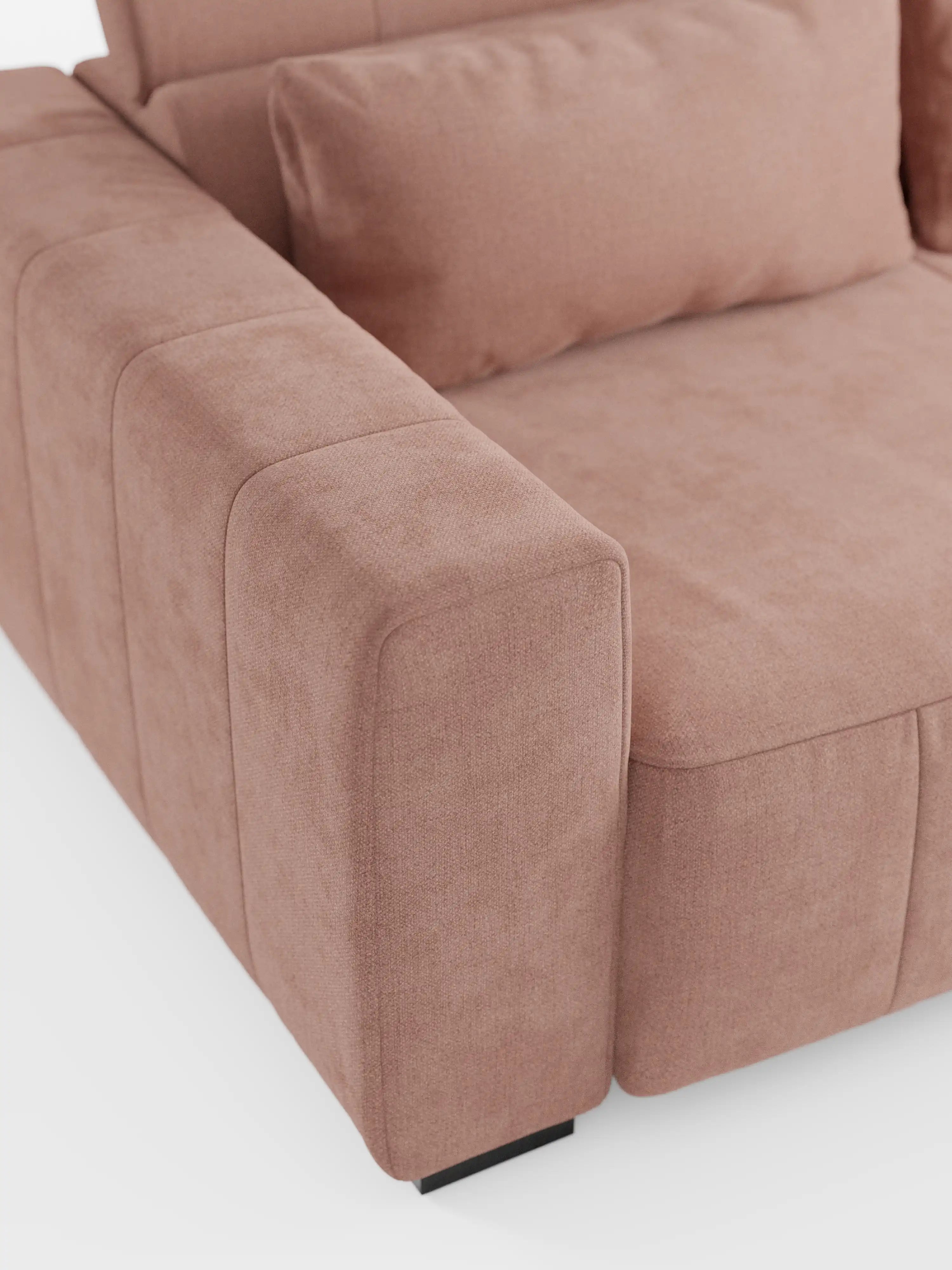 Primo piano del divano a 3 posti Doric di Divani.Store, caratterizzato da un design moderno e rivestito in morbido tessuto T23 smacchiabile color rosa cipria. L'immagine mette in risalto i morbidi cuscini dei braccioli e della seduta, con un cuscino coordinato appoggiato allo schienale reclinabile. Sullo sfondo bianco, la struttura sfoderabile del divano, le linee pulite e le sedute estensibili con funzione relax elettrica sono messe in risalto nei minimi dettagli.
