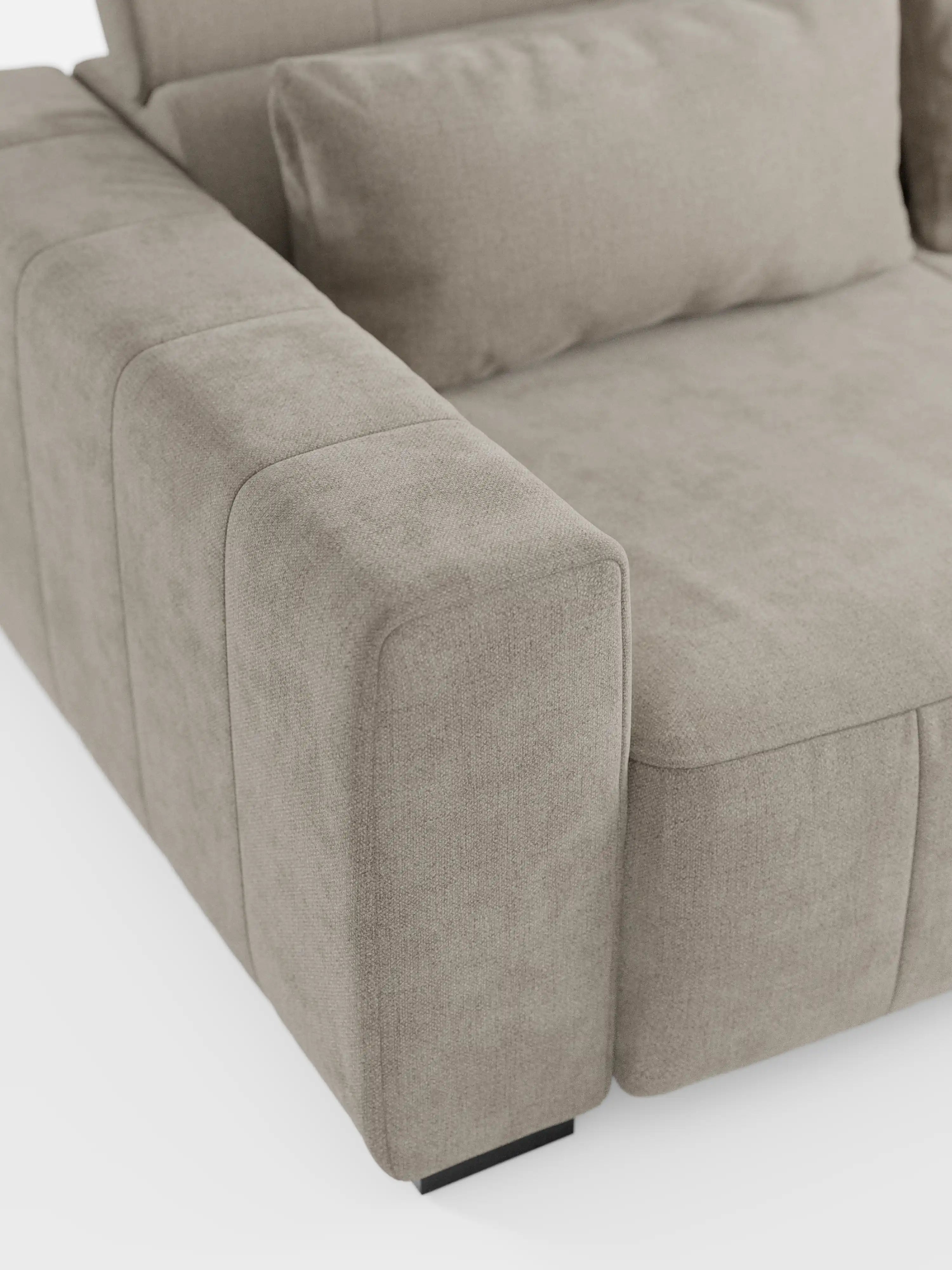 Primo piano del divano dorico a 3 posti di Divani.Store, caratterizzato da rivestimento in tessuto smacchiabile T23 beige chiaro, ampi braccioli imbottiti, cuscini di seduta spessi con seduta estensibile tramite meccanismo relax elettrico e un cuscino dello schienale rettangolare con poggiatesta reclinabile. Questo divano moderno presenta una trama liscia e gambe corte di colore nero, raffigurato su uno sfondo bianco.
